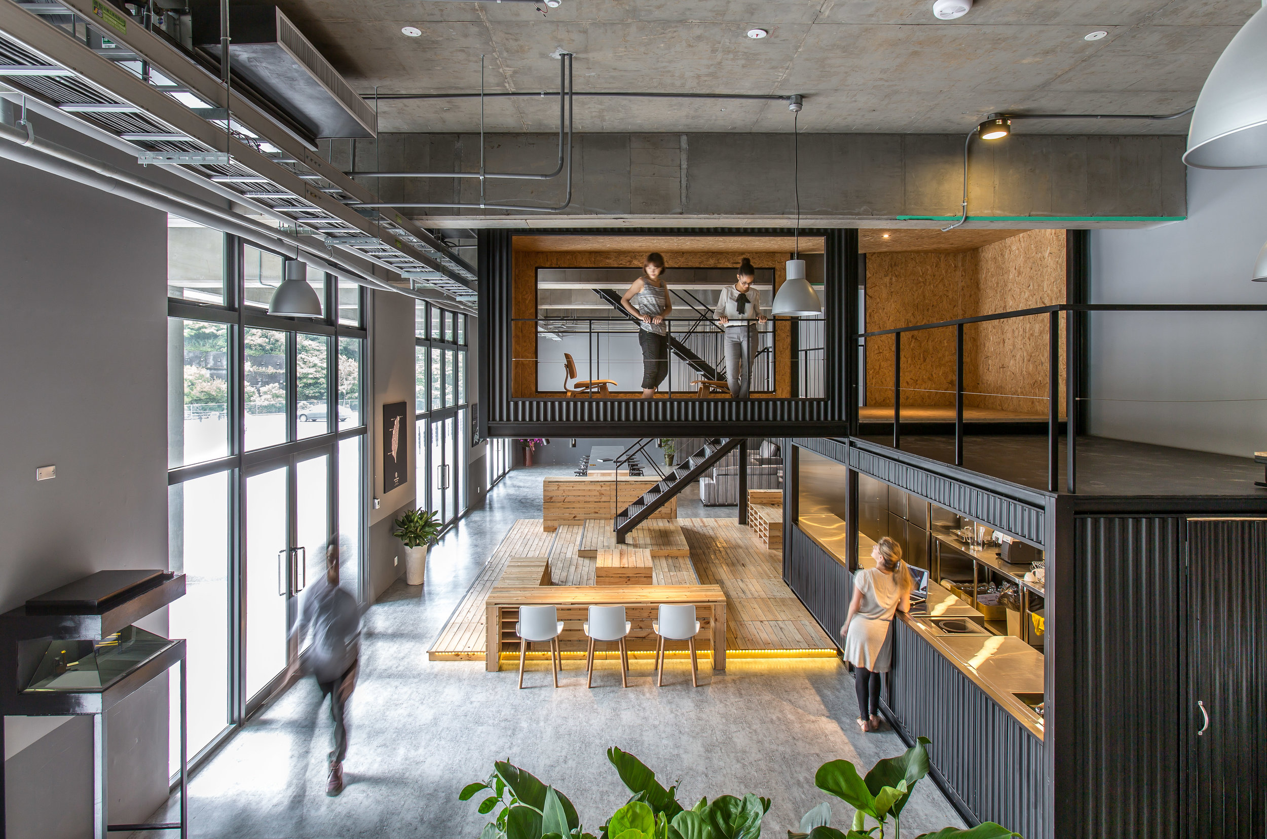 Logistic Republic Office 永聯物流瑞芳辦公室 iF Design Award, Office, Winner Good Design Award, Space, Winner Golden Pin Design Award, Space, Winner Taiwan Interior Design Awards, Working Space, Winner 德國 iF 設計獎, 工作空間, 優勝 日本優良設計獎, 空間類, 優勝 台灣金點設計獎, 空間類, 優勝 台灣室內設計大獎, 工作空間, 優勝