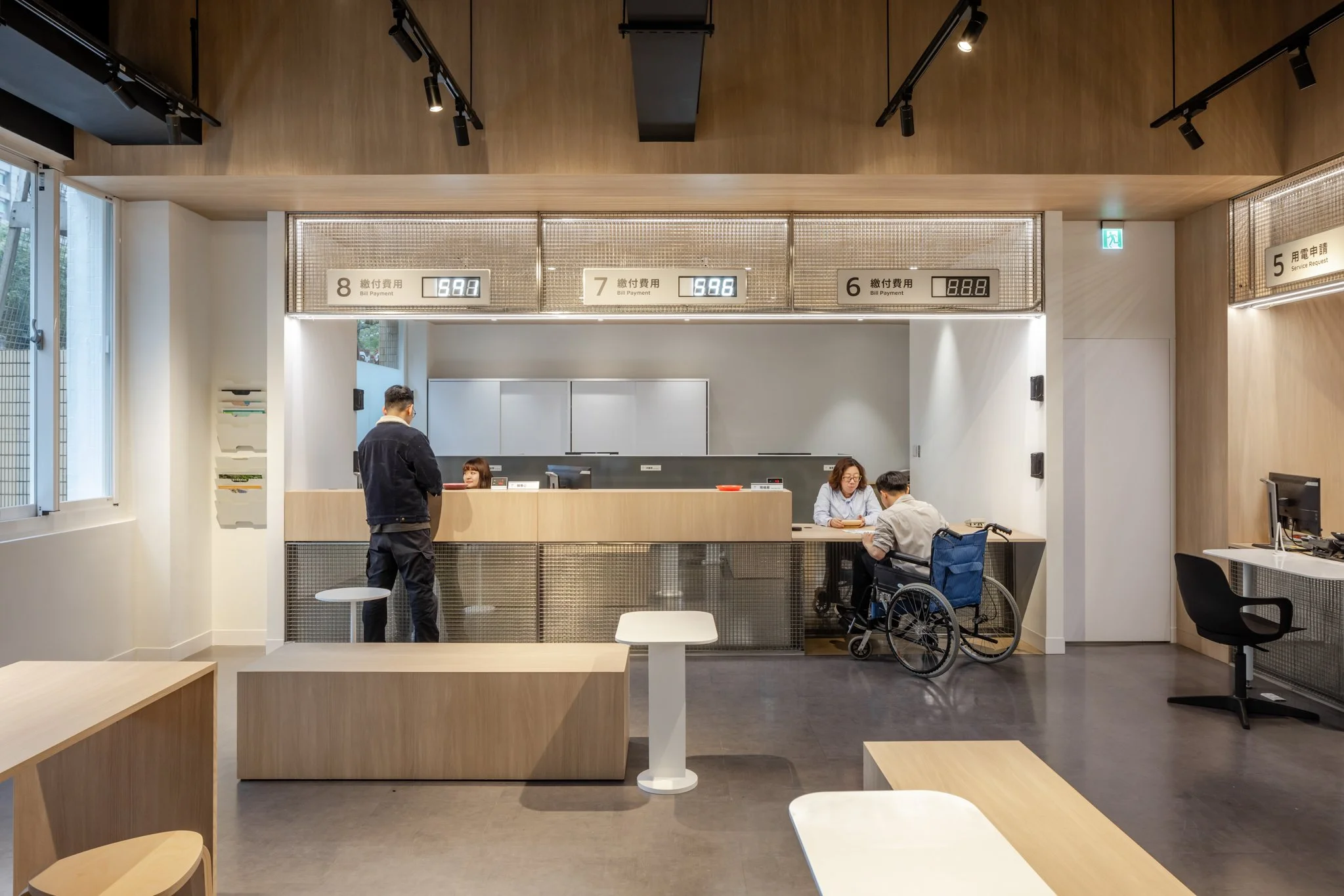 09 友善輪椅使用者的櫃檯和填單區.jpg