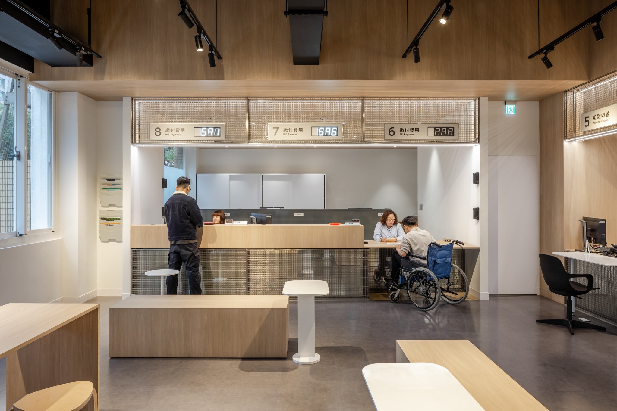 09 友善輪椅使用者的櫃檯和填單區.jpg