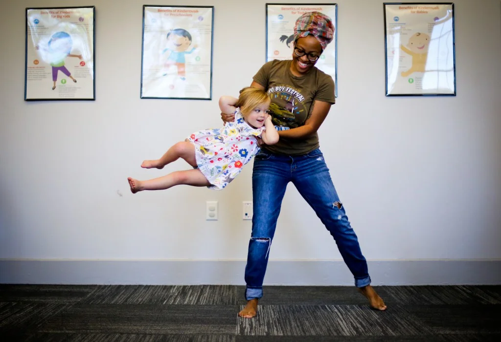Photo_Kindermusik-Madeline-ThibodeauxStudio-2016_girl-caregiver-swinging_3720x2544-1024x700.jpg