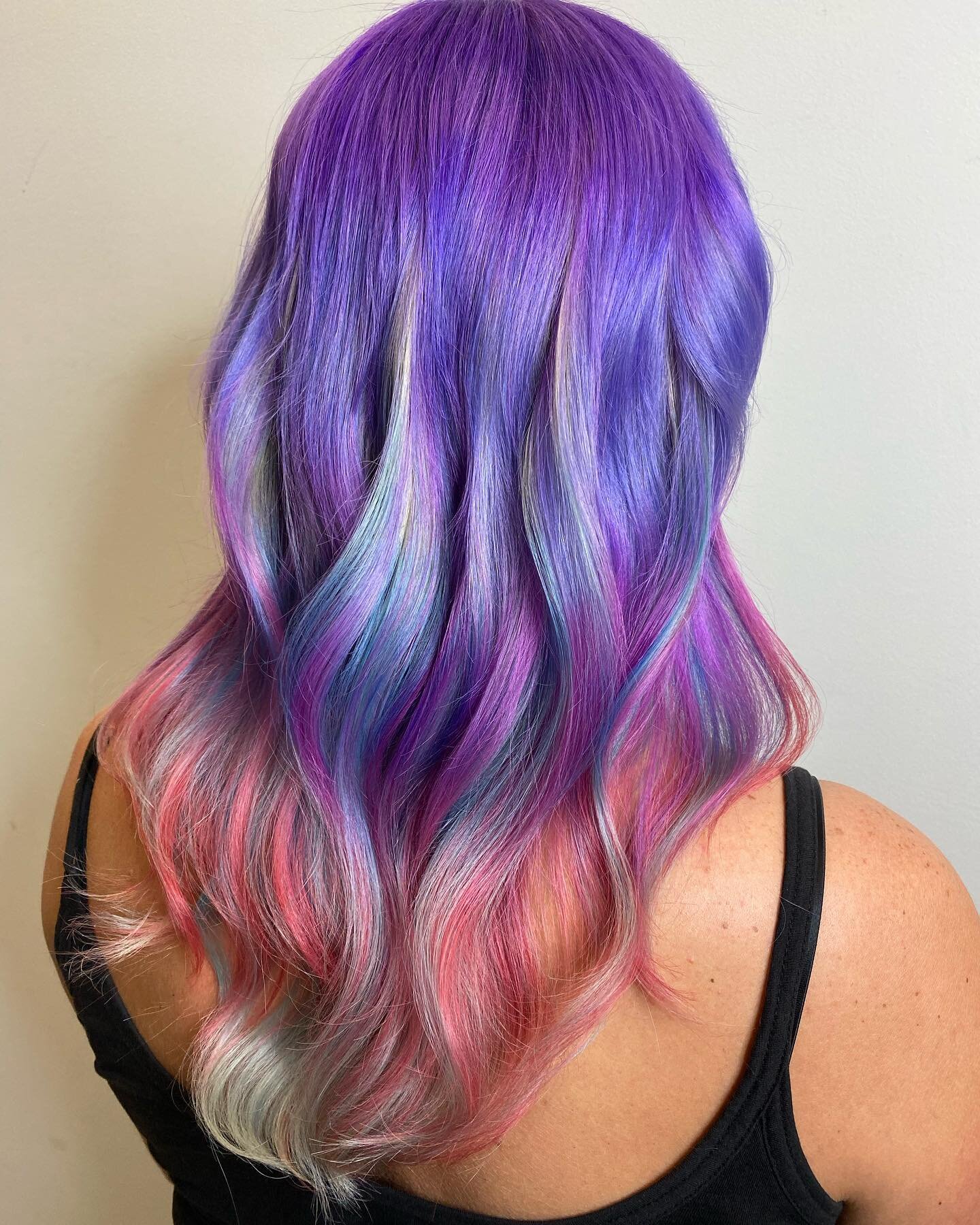 Inspired by the unusual color combinations of anything tie-dyed 😍 @reysalehair 
.
.
.
.
.
#wella #askforwella #wellahair #tiedyehair #fashioncolors #colorcreators #crafthaircolor #crafthairdresser #toronto #torontocolourist #torontosalons #torontoli