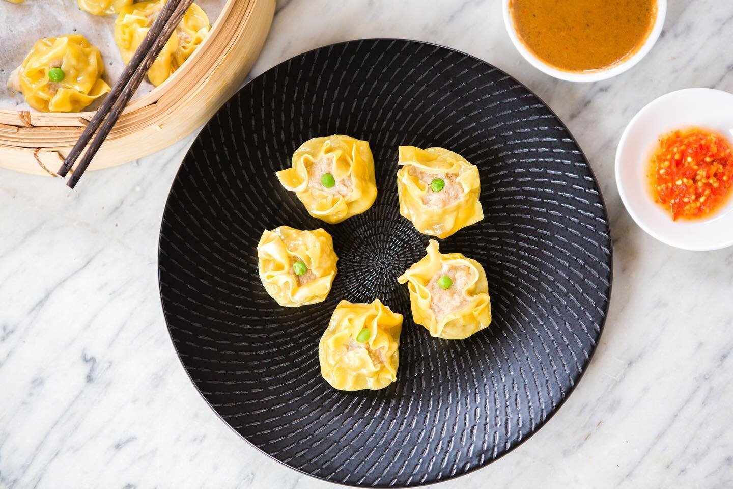 Home made dim sums aka siomay is always a good idea 👩🏻&zwj;🍳👩🏻&zwj;🍳 Make enough to store in the freezer for later... This one is filled with minced chicken and prawns and serve with tangy peanut sauce or keep it simple with homemade chilli oil