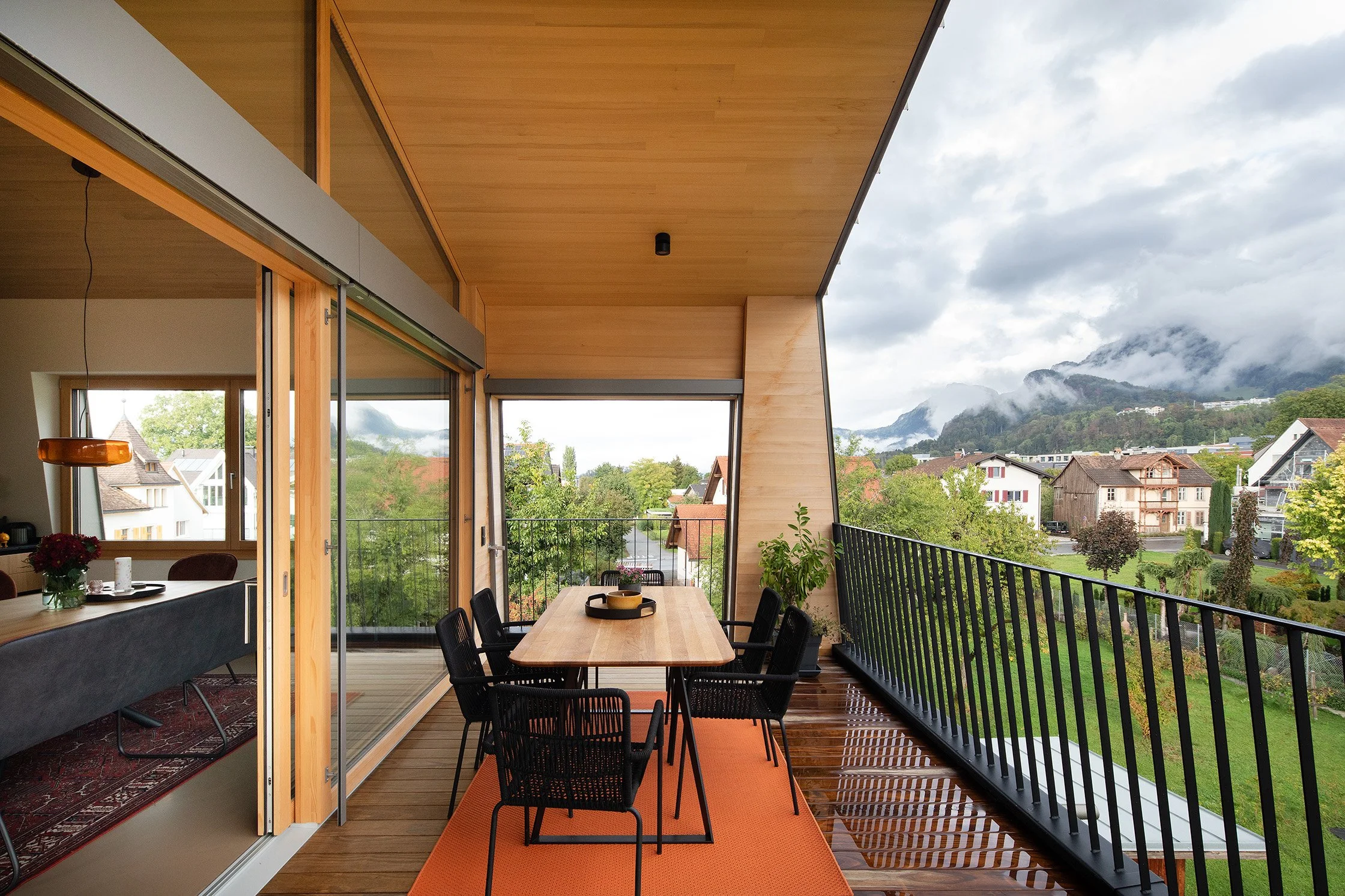 Aufstockung H in Götzis – Überdachte Dachterrasse mit Panoramablick.jpg