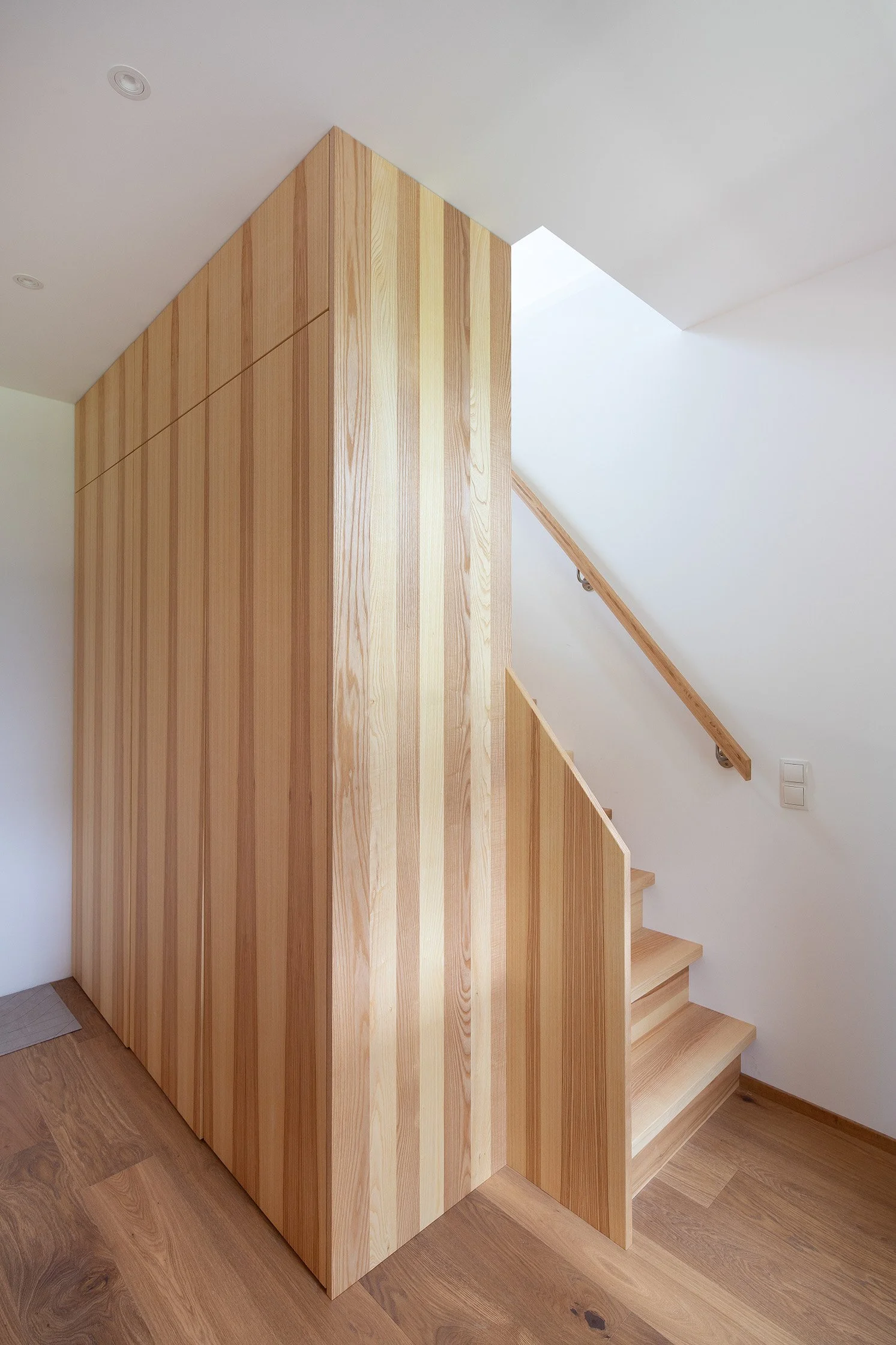 Sanierung W – Holzverkleideter Treppeneinbau im Bestand.jpg