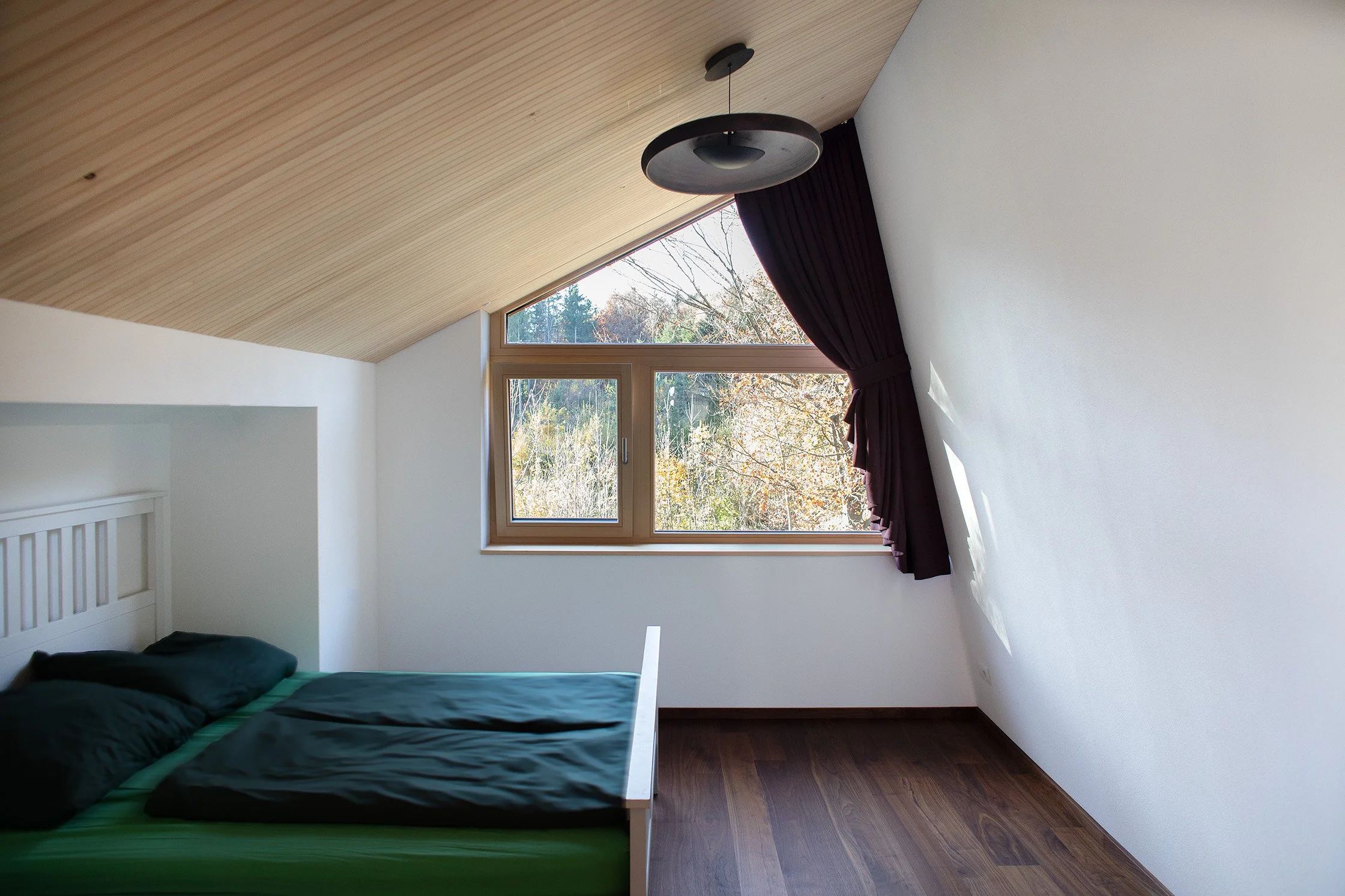 haus-w-umbau-goefis-schlafzimmer-dreiecksfenster-dachgeschoss.jpg