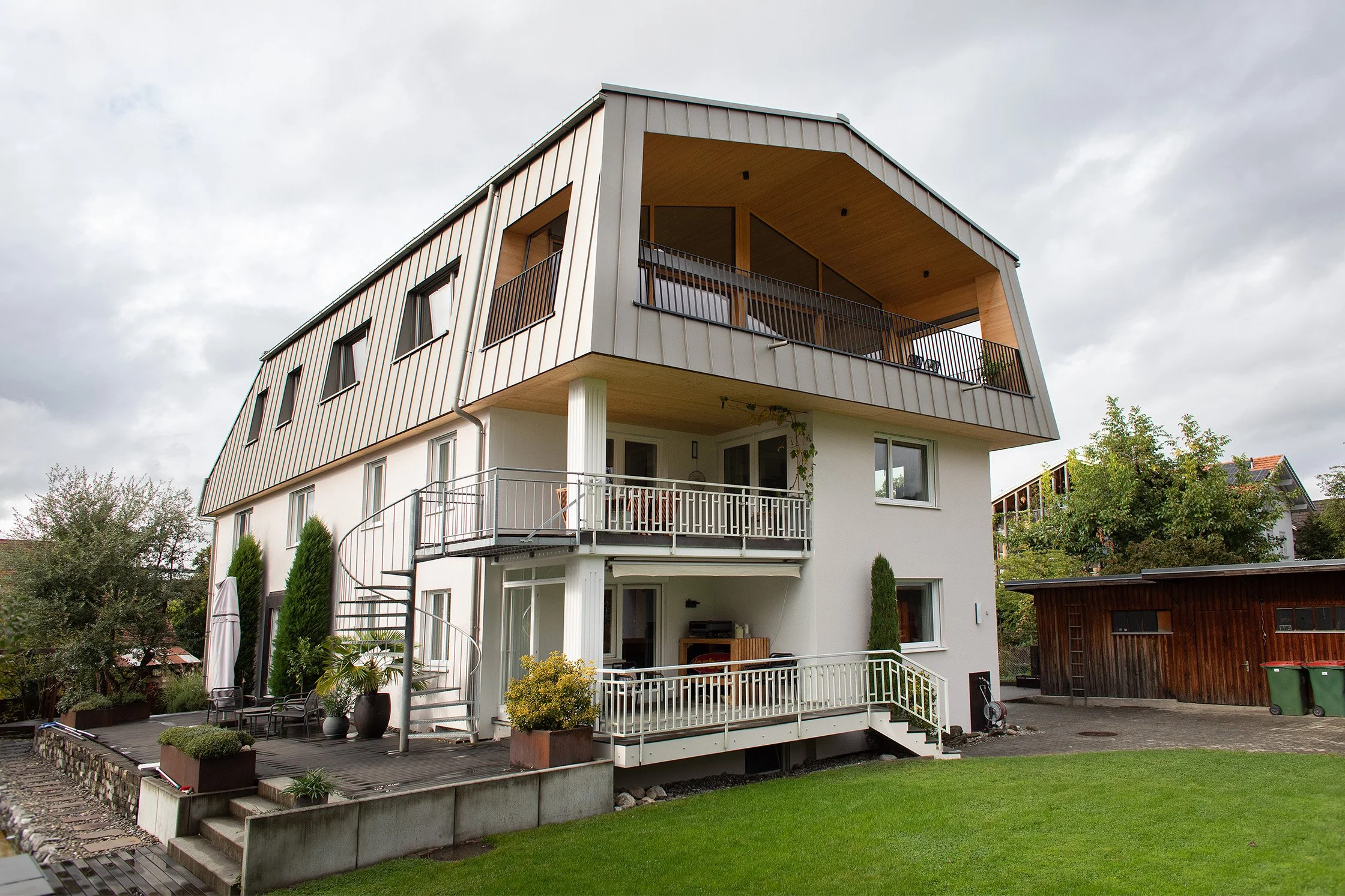 Aufstockung H in Götzis – Dachaufstockung mit großzügigem Terrasseneinschnitt.jpg