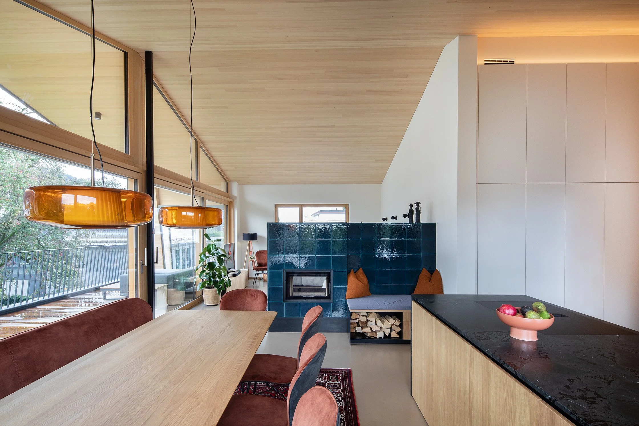 Aufstockung H in Götzis – Wohnraum mit großflächiger Terrassenverglasung.jpg