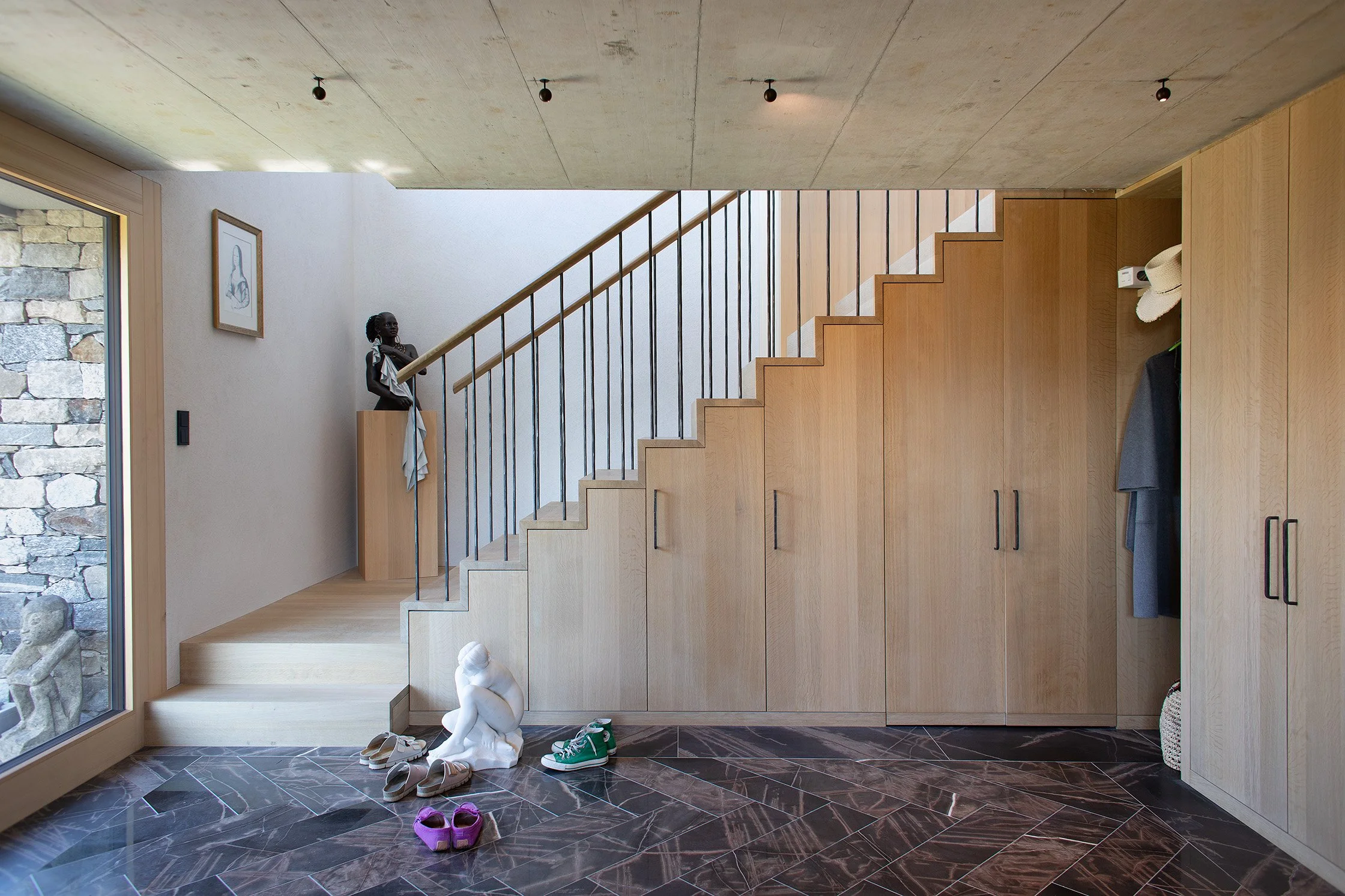 Mehrgenerationenwohnen C - Holztreppe mit integriertem Stauraum.jpg