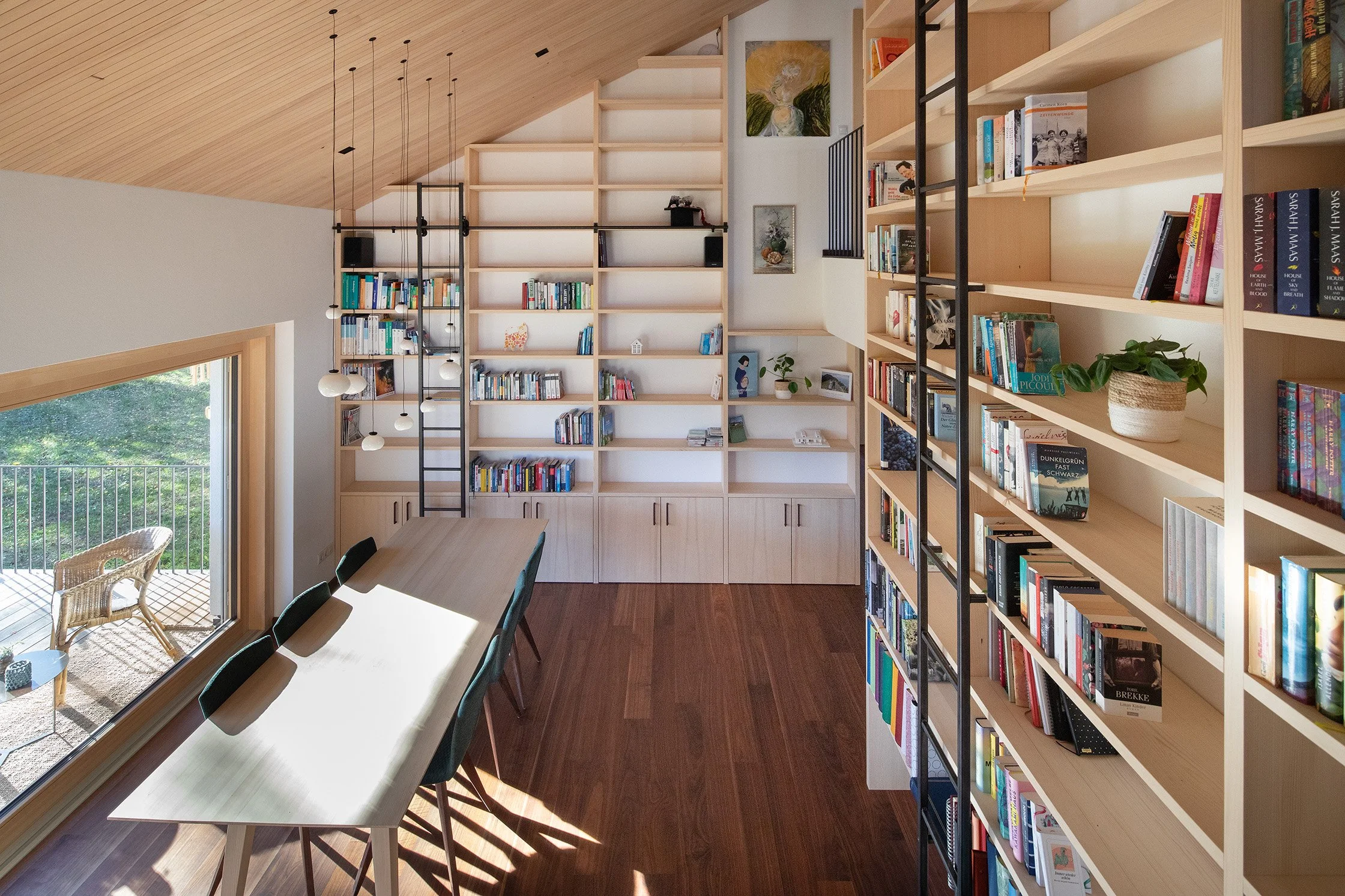 hohe-bibliothek-luftraum-essbereich-umbau-innenarchitektur.jpg