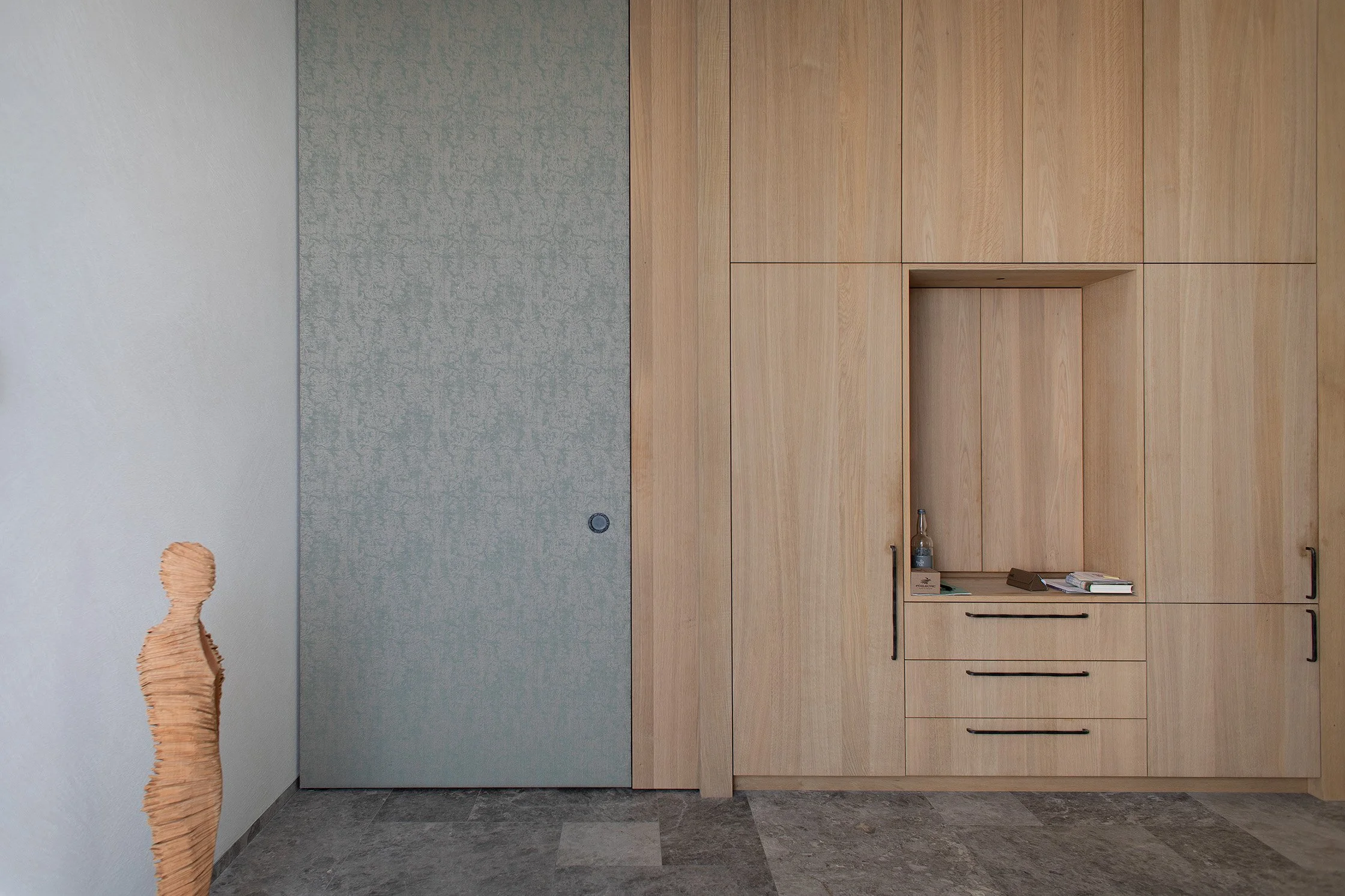 Mehrgenerationenwohnen C - Raumhoher Holzschrank mit integrierter Nische.jpg