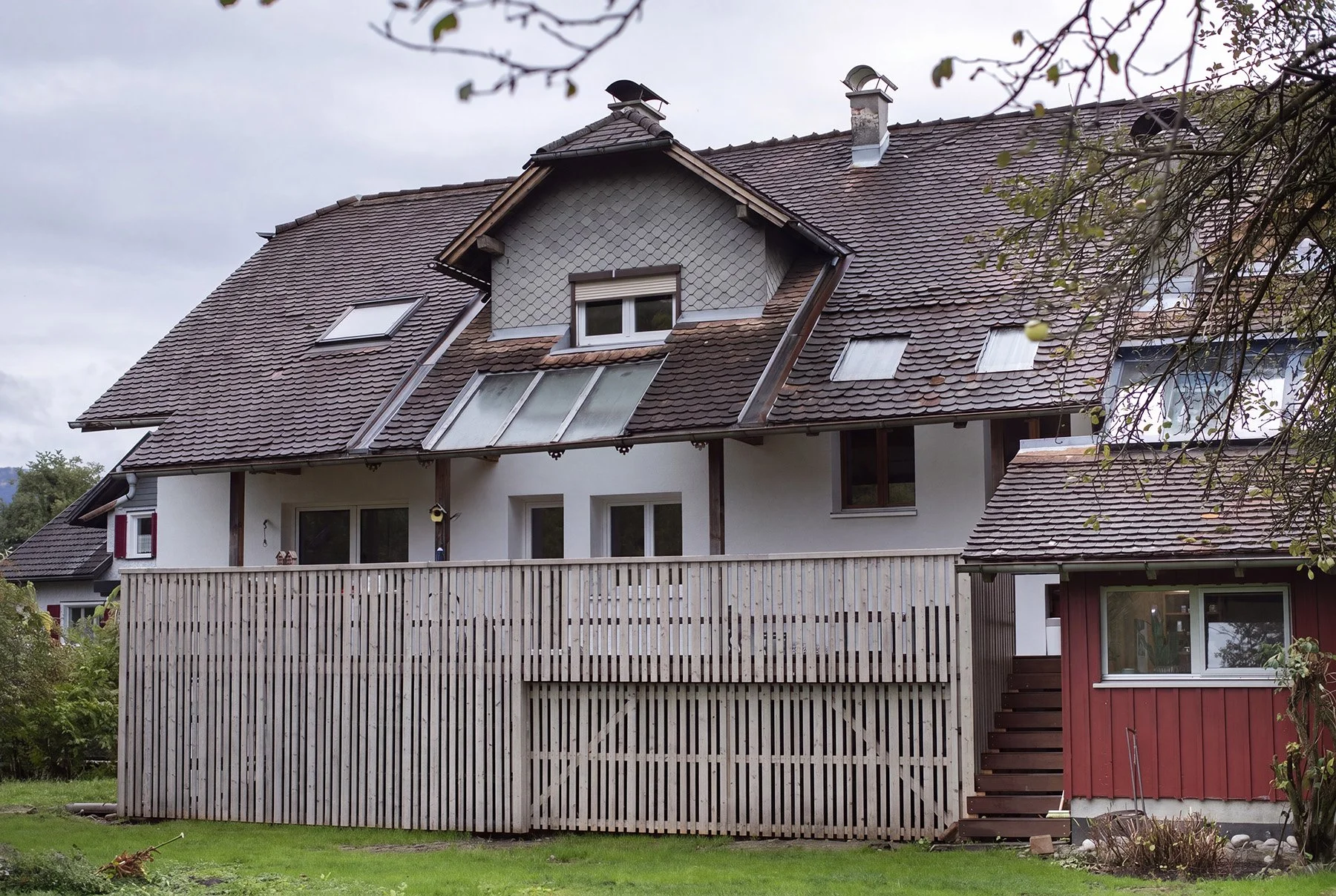 Sanierung W – Neue Holzterrasse am sanierten Bestandsgebäude (2).jpg