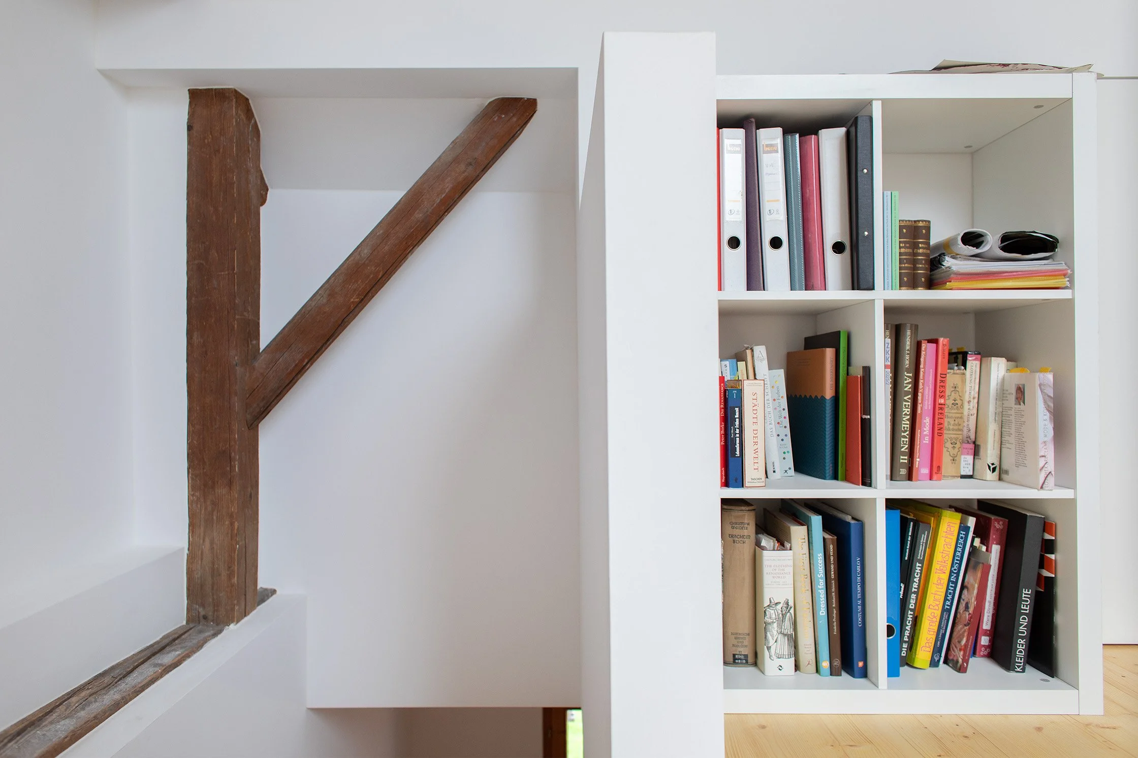 Sanierung W – Erhaltene Holzkonstruktion neben dem Bücherregal.jpg