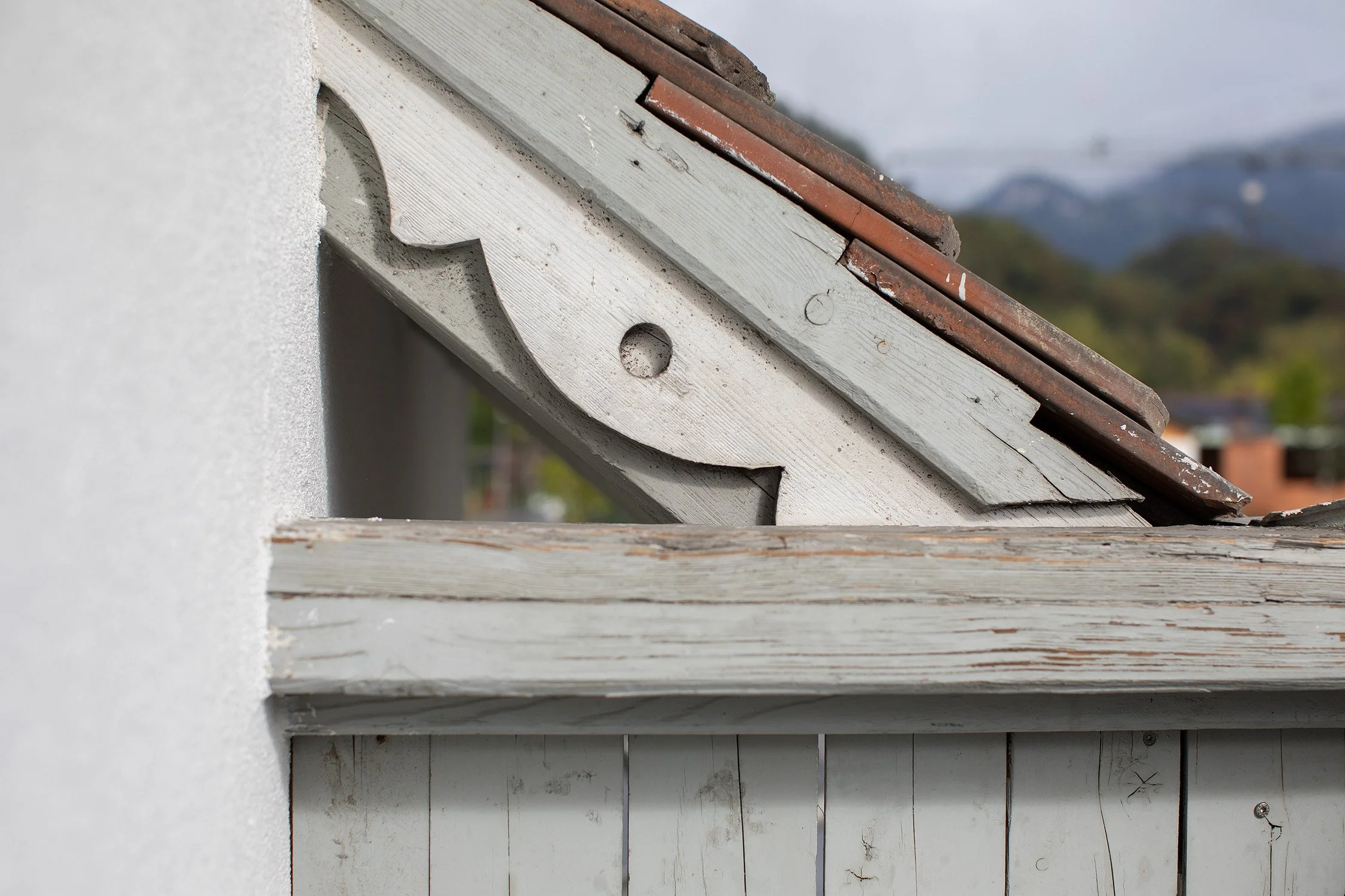 Sanierung W – Erhaltene Zierdetails an der Dachtraufe.jpg