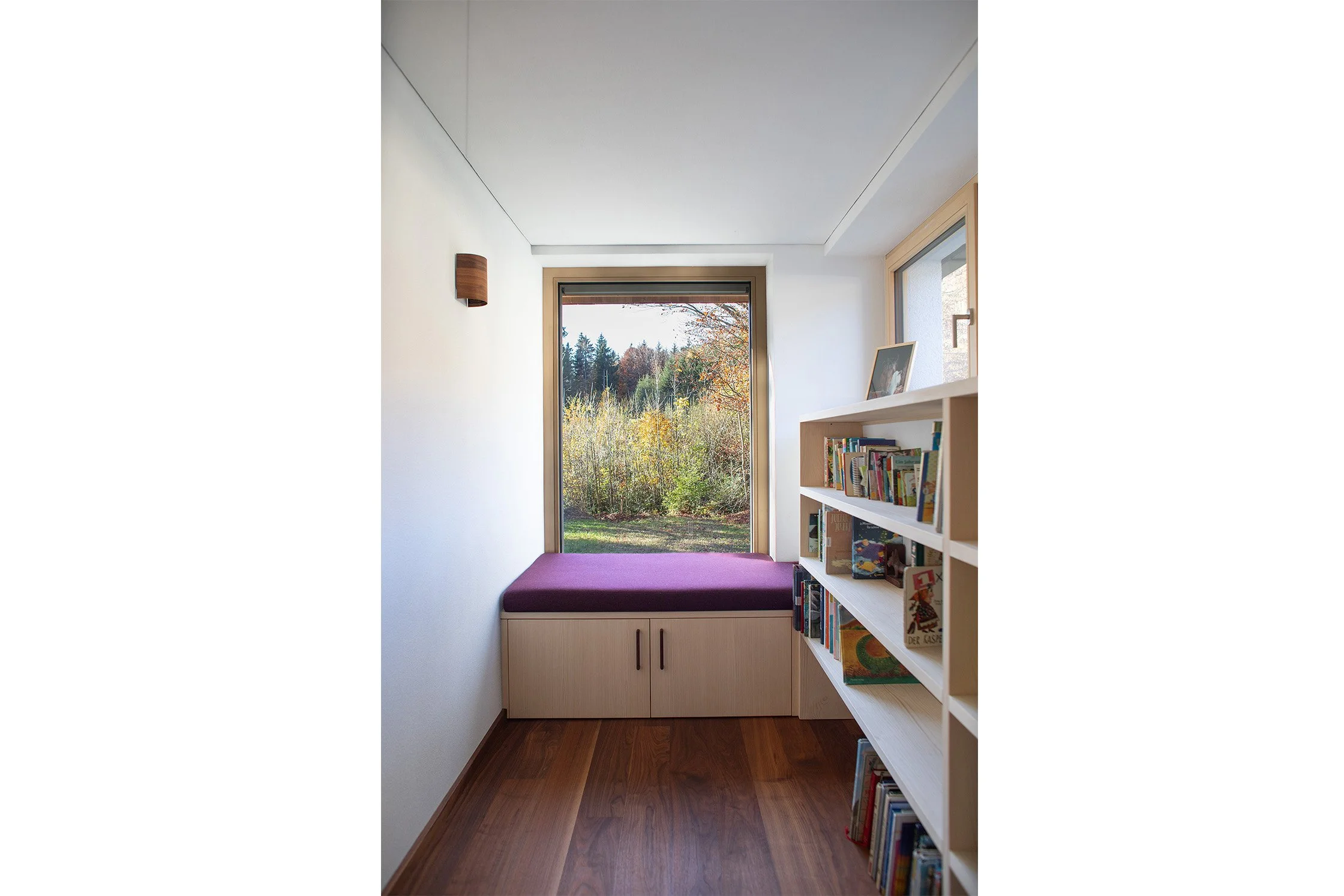 leseecke-fensterbank-sitzbank-holz-walnussboden.jpg