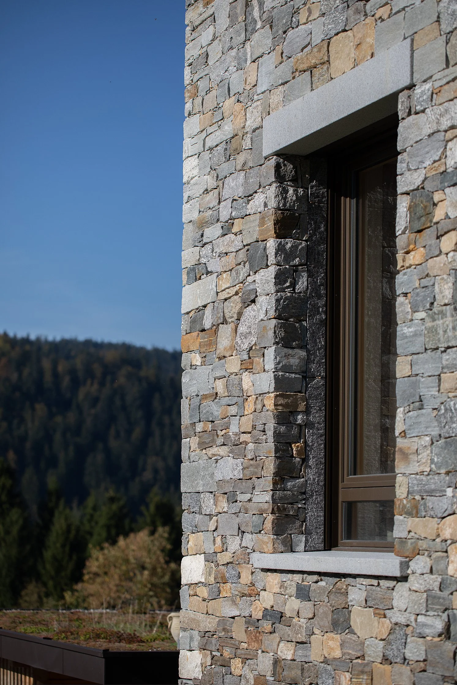 Mehrgenerationenwohnen C - Natursteinfassade mit tiefer Fensterlaibung.jpg
