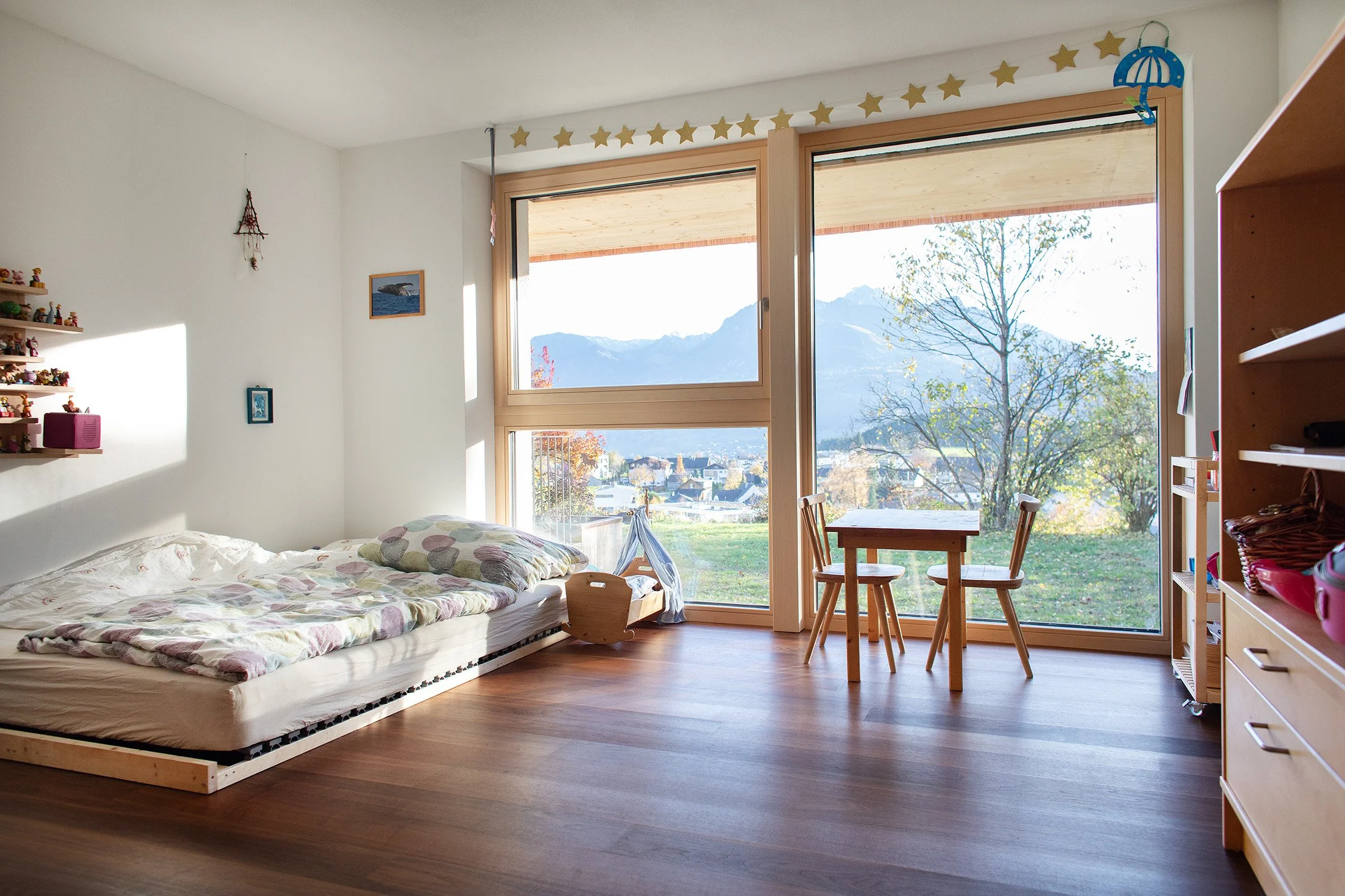 haus-w-umbau-goefis-kinderzimmer-grosses-holzfenster-landschaftsblick.jpg