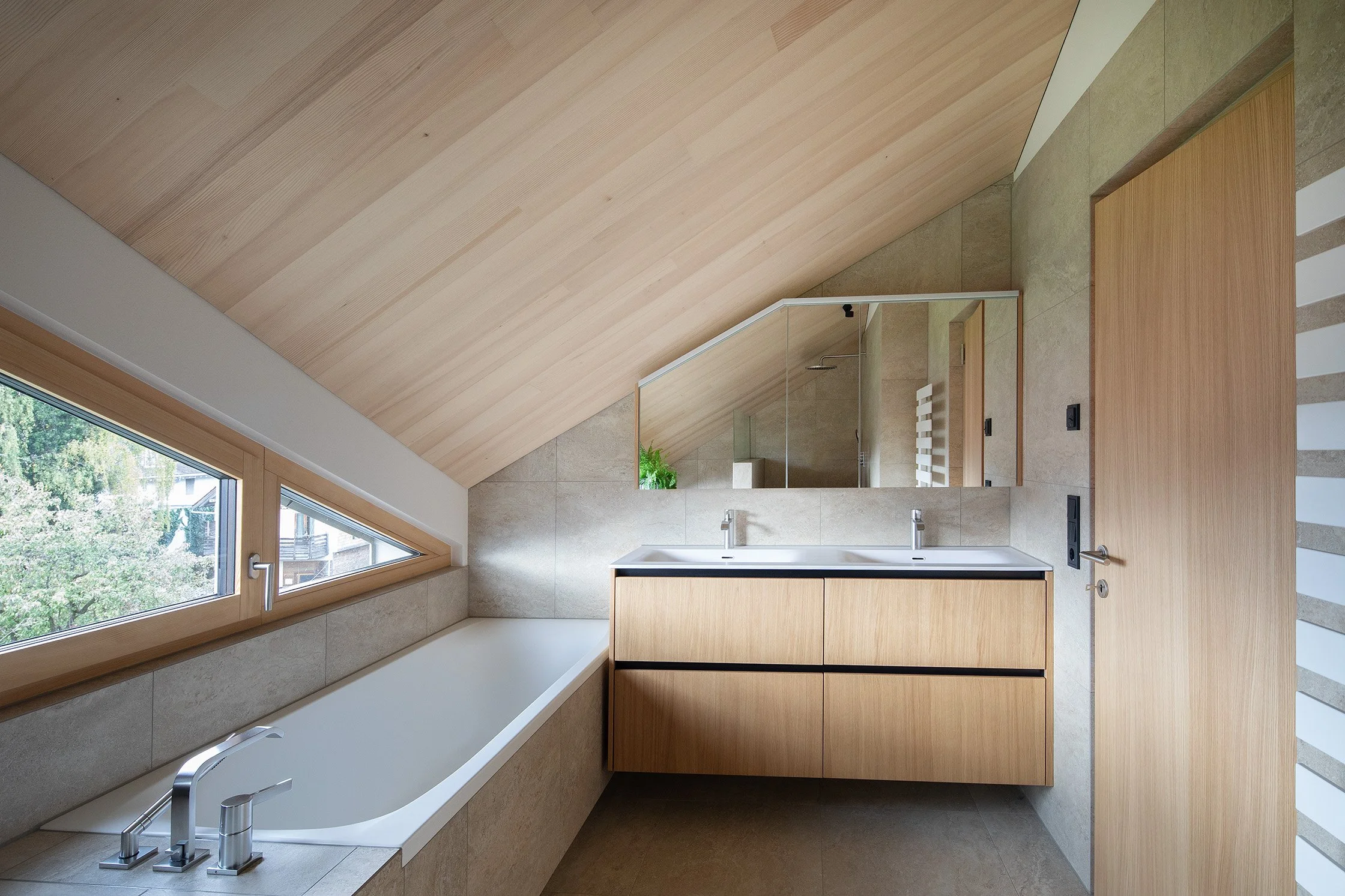 Aufstockung H in Götzis – Badezimmer mit Doppelwaschtisch und Dachschräge.jpg