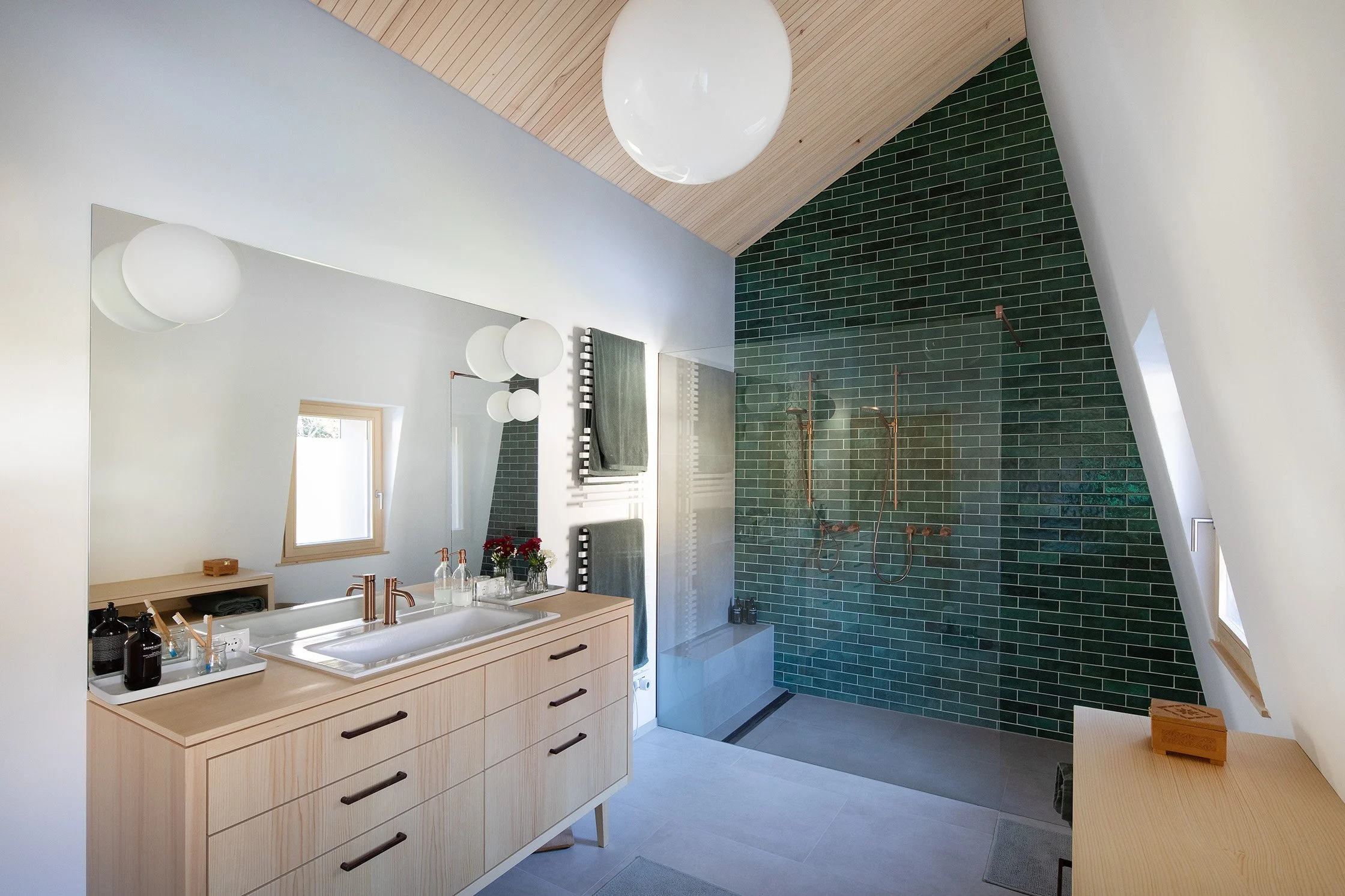 badezimmer-dachschraege-gruene-fliesen-holzmoebel.jpg