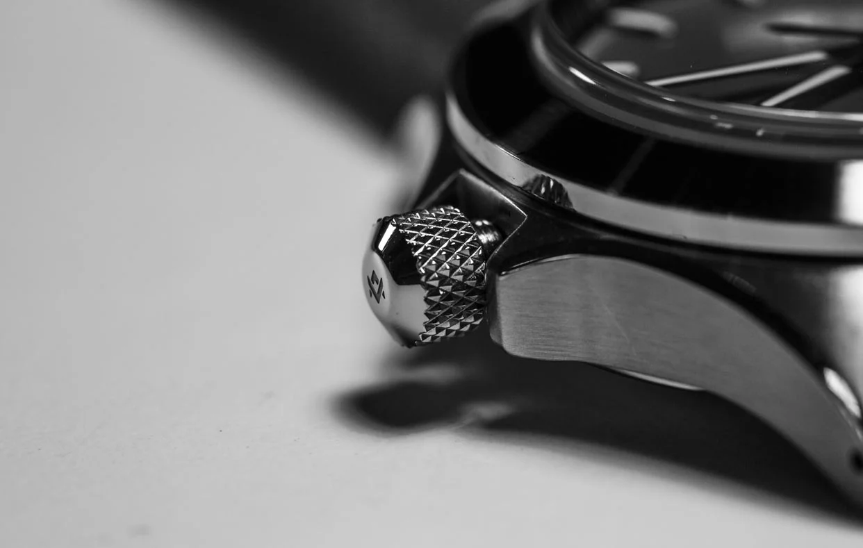 The knurled grip on the crown matches the bezel grip. The crown also has a decoupling mechanism inside to ensure smooth action when tightening.