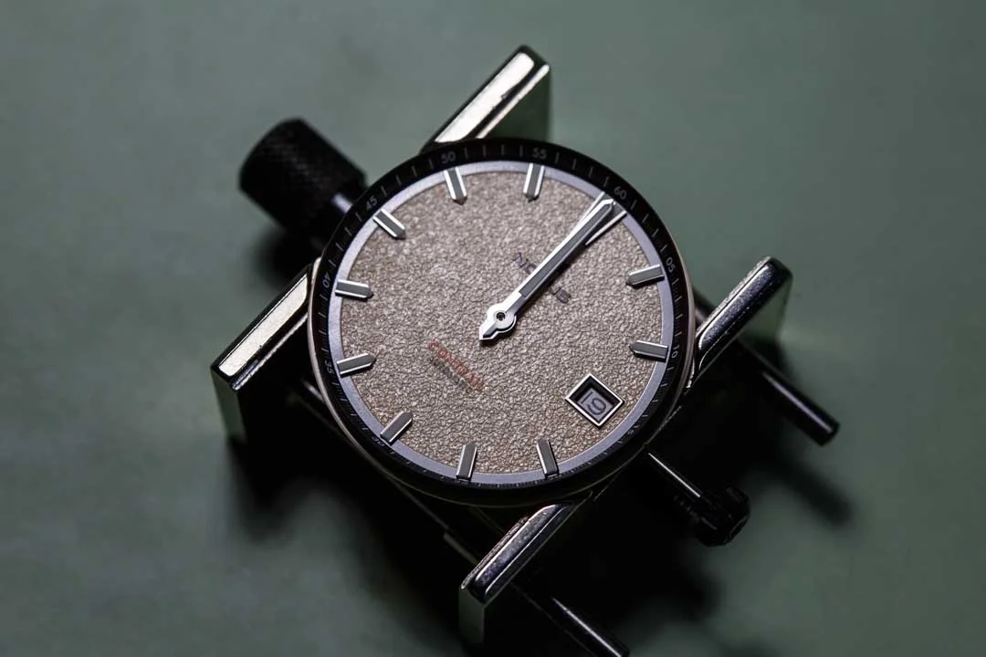 The hour and minute hands must be installed parallel with each other and must be aligned perfectly to the hour index.