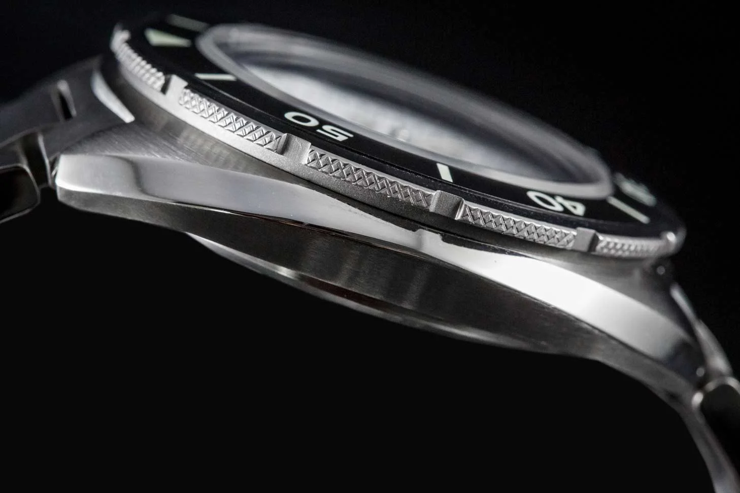 The sand-blasted knurled texture combined with the hour notches maximizes the grip. The lume application is perfectly flush with the ceramic insert.
