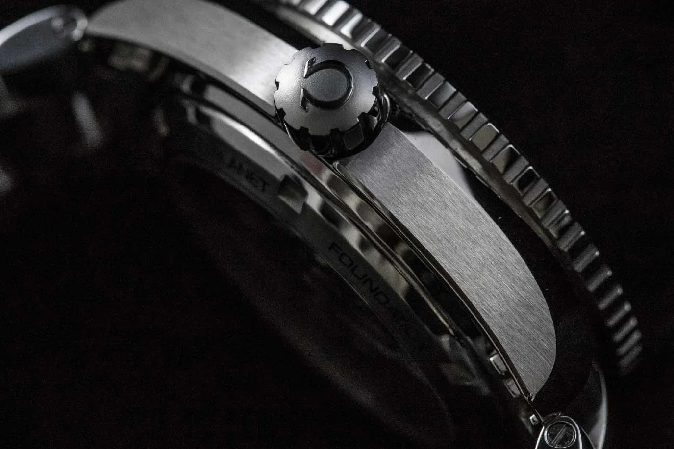 The special brushing technique that Omega catches the light in a unique way.
