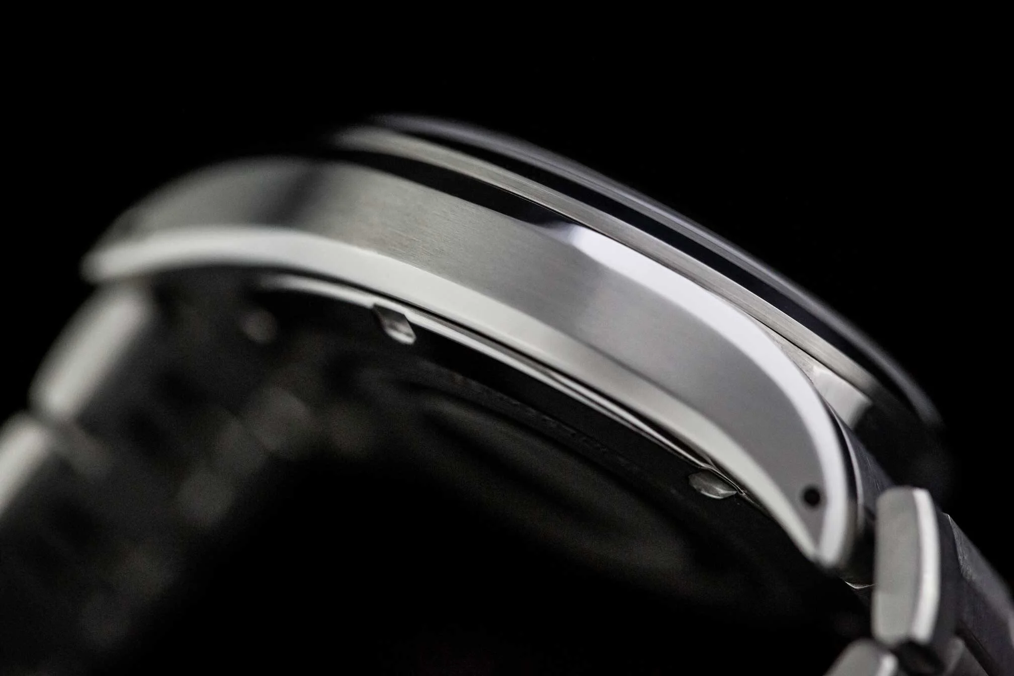 Short and shimmery brushing + sharp transitions to a clean high-polish is the Nodus formula for case design.