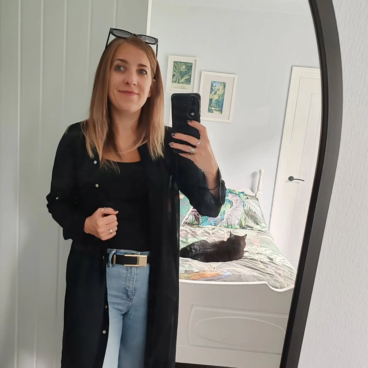 Hello 👋

I'm Holly of Holly McAfee Jewellery (pronounced Mac not Mc!). I'm based in Dundee at @doubledoorstudios with jewellery pals @islayspalding, @christinavernon_ and @ievajankovska1. 

My practice as a jeweller is led by a fascination with the 