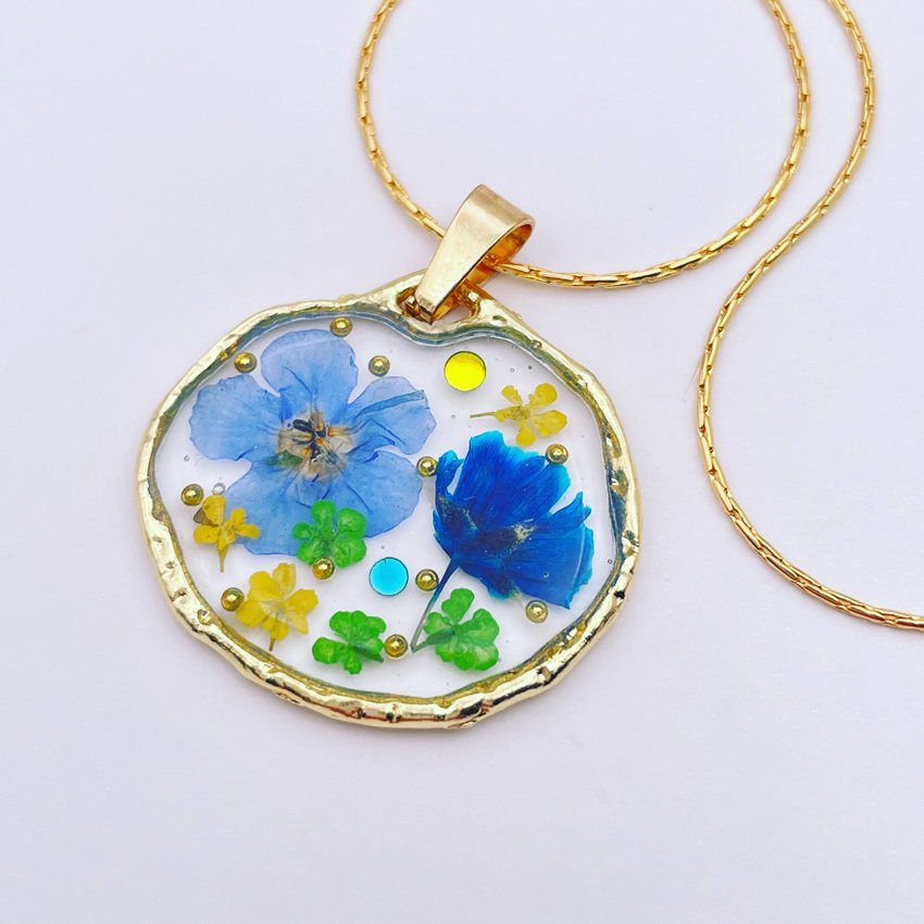 Blue flowers circle pendant.JPG