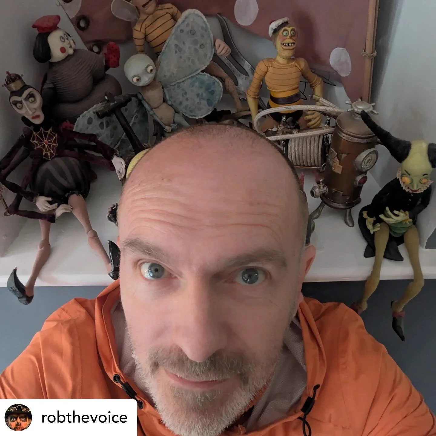 TVA&rsquo;s @robthevoice recording an animation today in Ireland for @telegaelireland 🇮🇪🎙️📺💜

Get @reshare_app &bull; @robthevoice Hanging with this creepy crew after a whistlestop session at windy @telegaelireland @agentdaeche