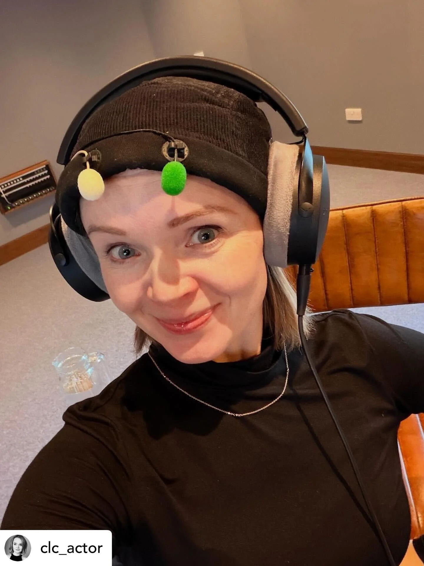 An exciting new game recording for TVA&rsquo;s @clc_actor @liquidvioletuk 🎧🎙️🥰🎮💜

Get @reshare_app &bull; @clc_actor Got to wear this very fetching headgear @liquidvioletuk today and was guided by the talented creative genius work of @_nataliahi