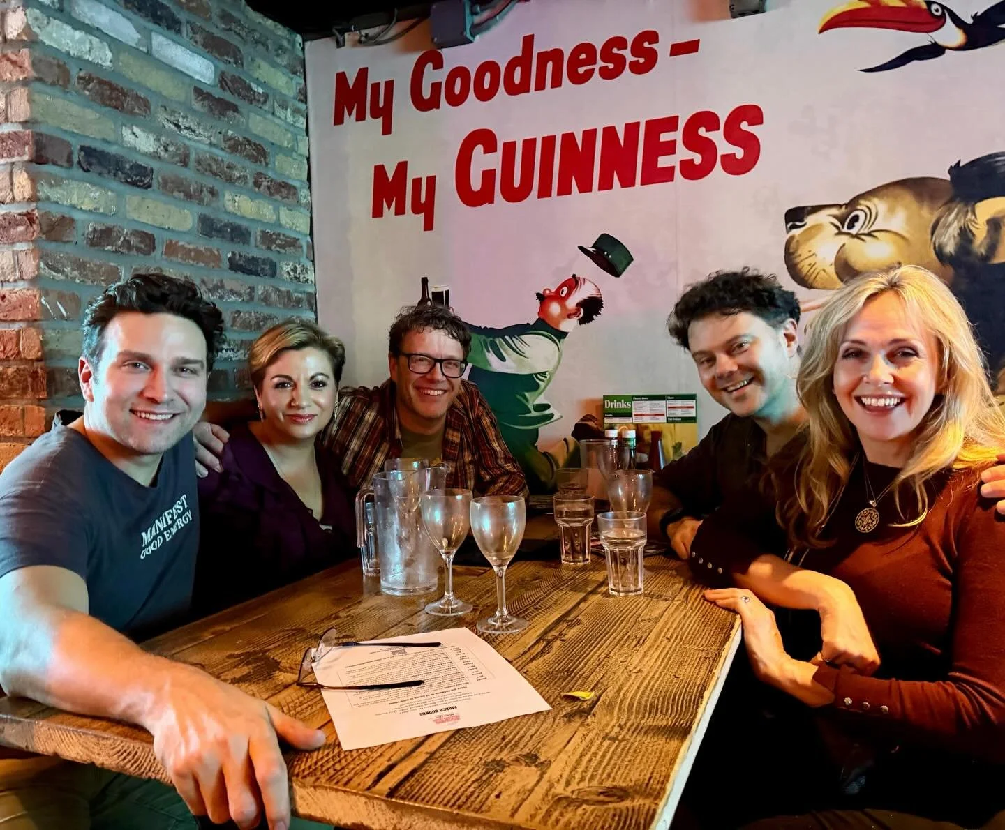 A gorgeous TVA team last night @soundsfamiliarmusicquiz &hellip;probably the hardest quiz yet, but we had a lot of fun. Thank you to my wonderful TVA teammates @stefanthebooth @thatwineblokeuk @mattwycliffe &amp; @debbieflett 🎵🎤🍕💜