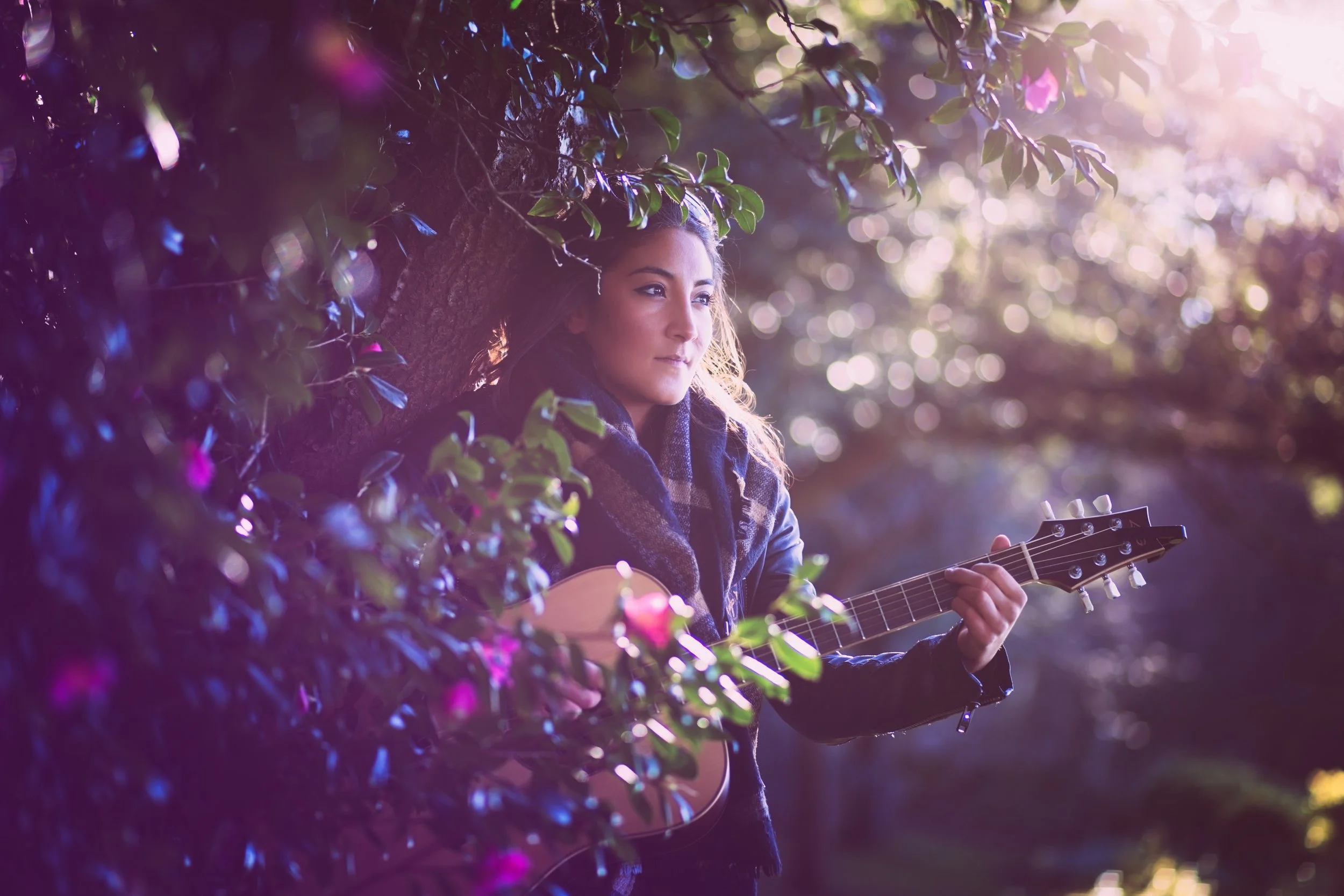 pari-female-guitar-vocalist