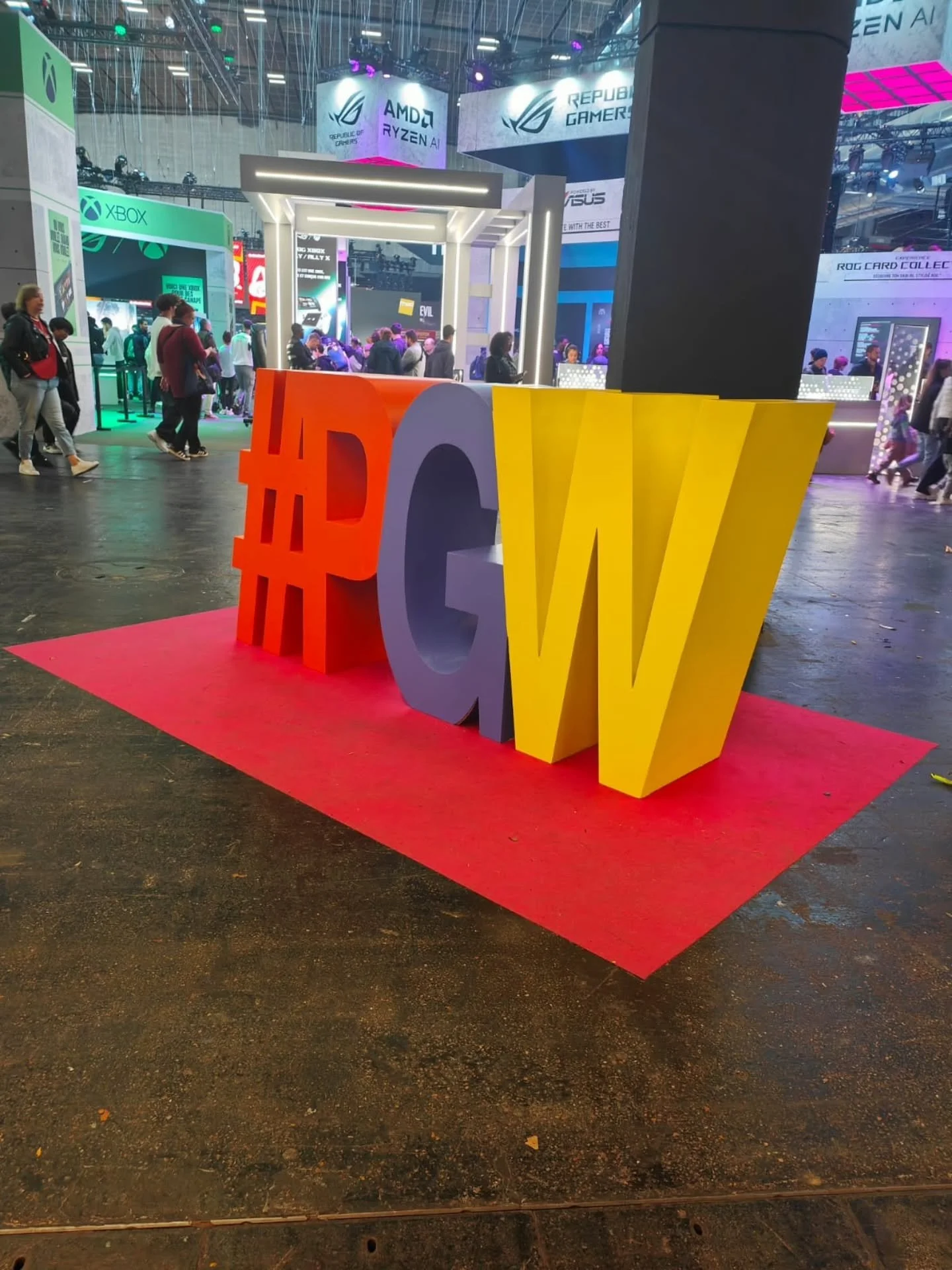 One day down, three to go! Thank you to everyone who stopped by to try out our game! Shout out to our neighbors @wayway_studio if you haven't already you should check out Aksun.

Un jour de pass&eacute;, trois &agrave; venir&nbsp;! Merci &agrave; tou