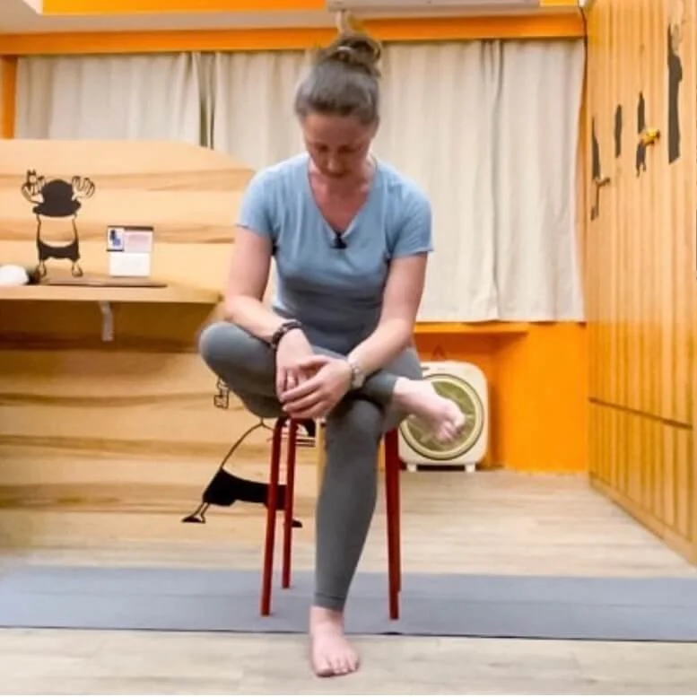 Posture du pigeon sur chaise