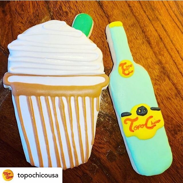 😅We could use a cookie about now too @topochicousa 
#diazfoods #topochico #cupcakesofinstagram #cupcakedecorating #mineralwater #frosting #fluseason