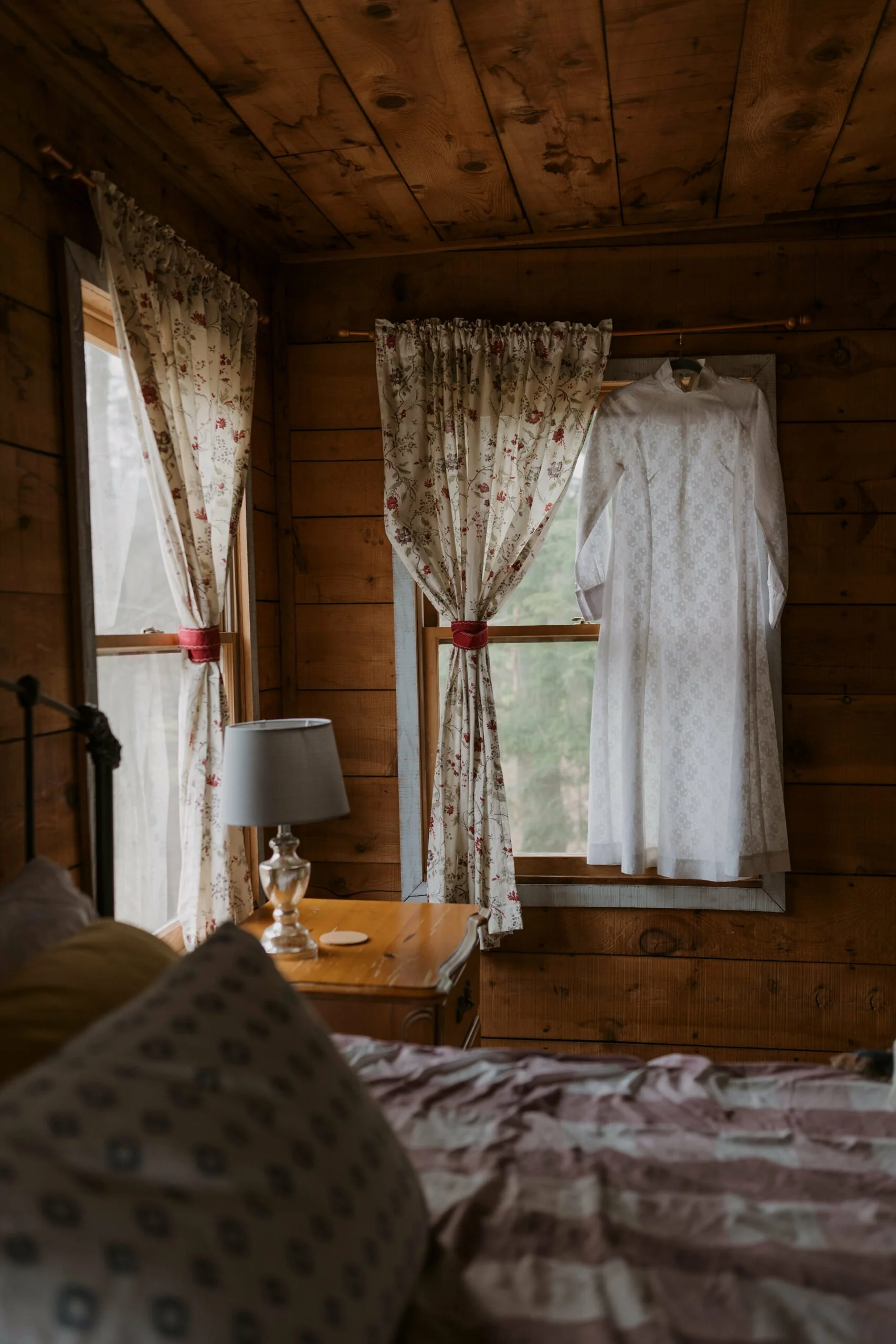 winter-elopement-lamp-on-table-scaled.jpg