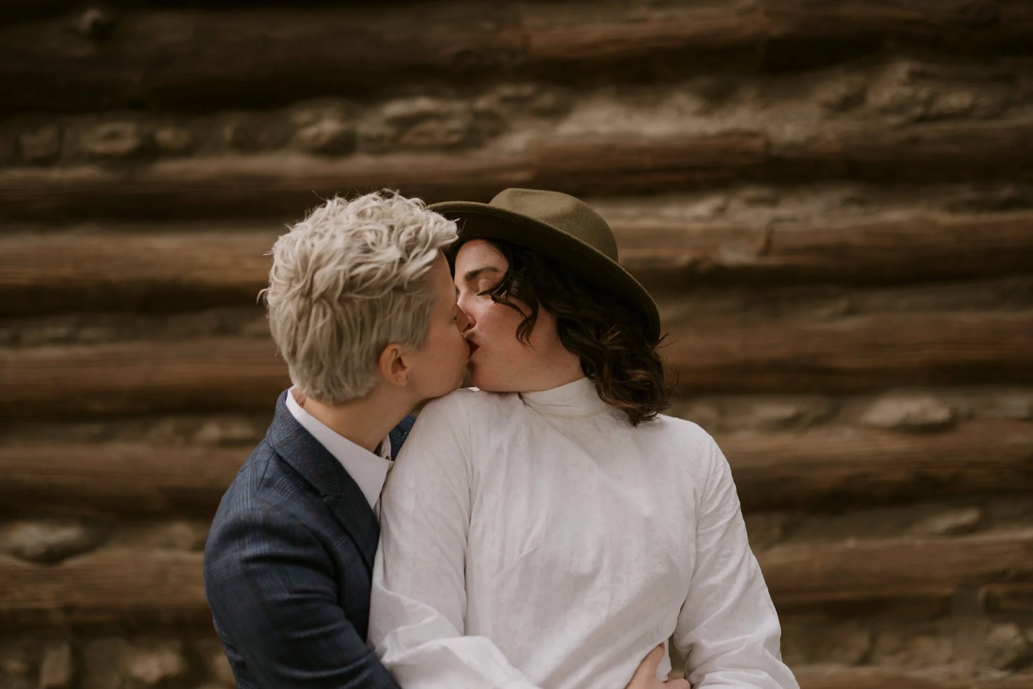 winter-elopement-kisses.jpg