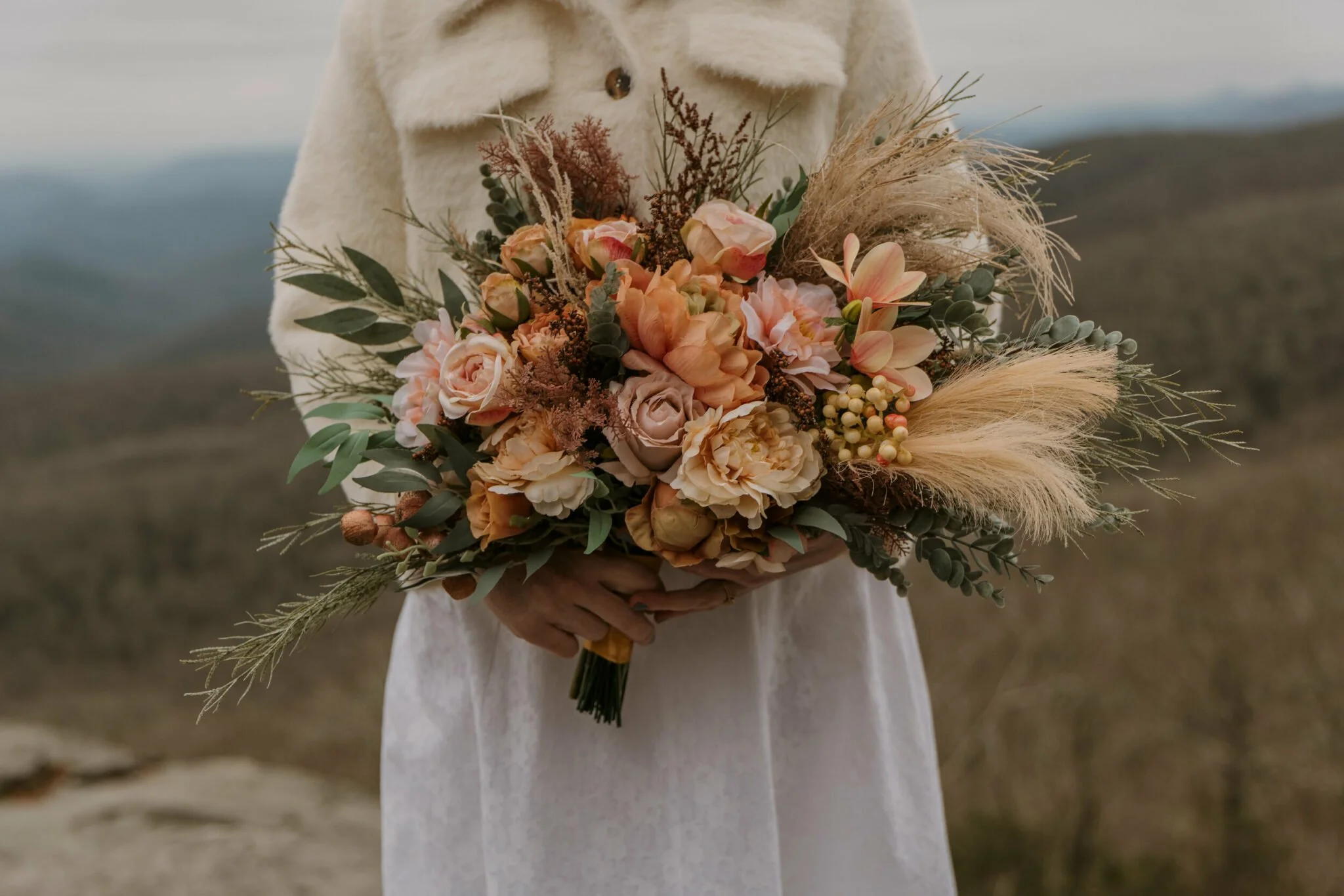 winter-elopement-unique-bouquet.jpg
