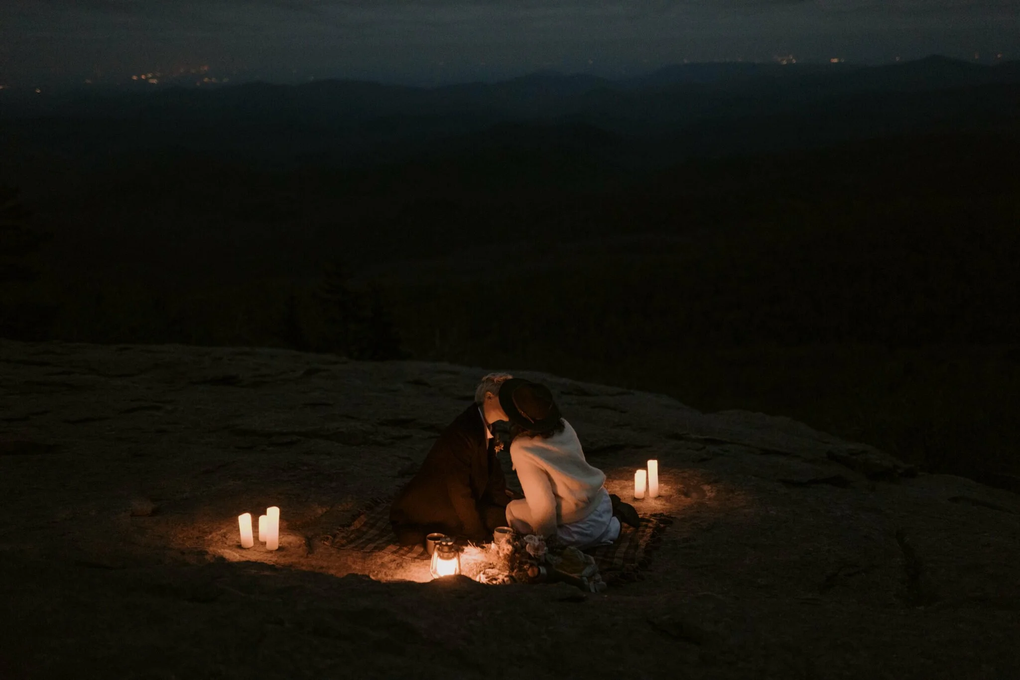 winter-elopement-kissing-in-the-dark.jpg