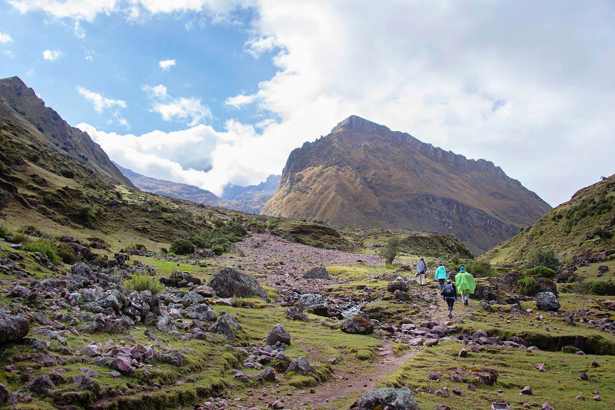 hikers_climbing_mountains_sacred_valley.jpg
