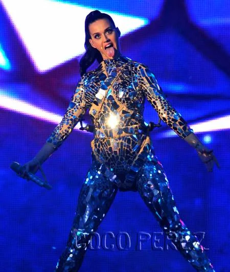katy-perry-mtv-emas-performance-outfit-4__oPt.jpg