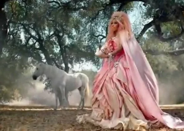 nicki-minaj-minajesty-commercial-03-christal_rock.jpg