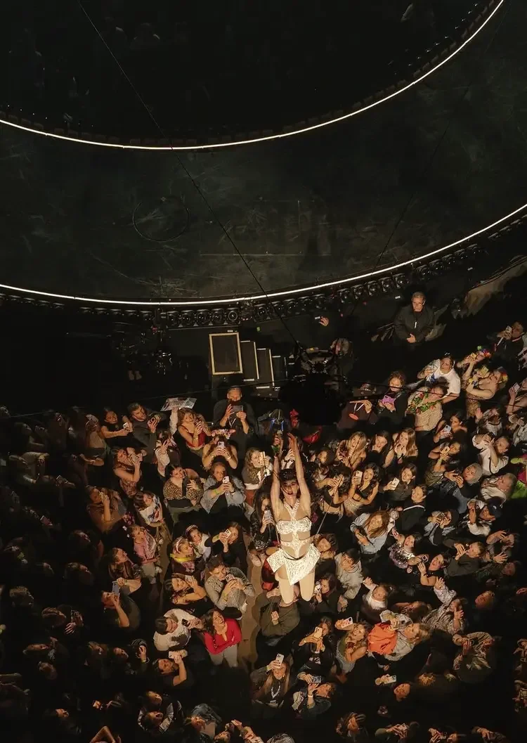 zaldy-katy-perry-the-lifetimes-tour-level-2-crowd-surfing.webp