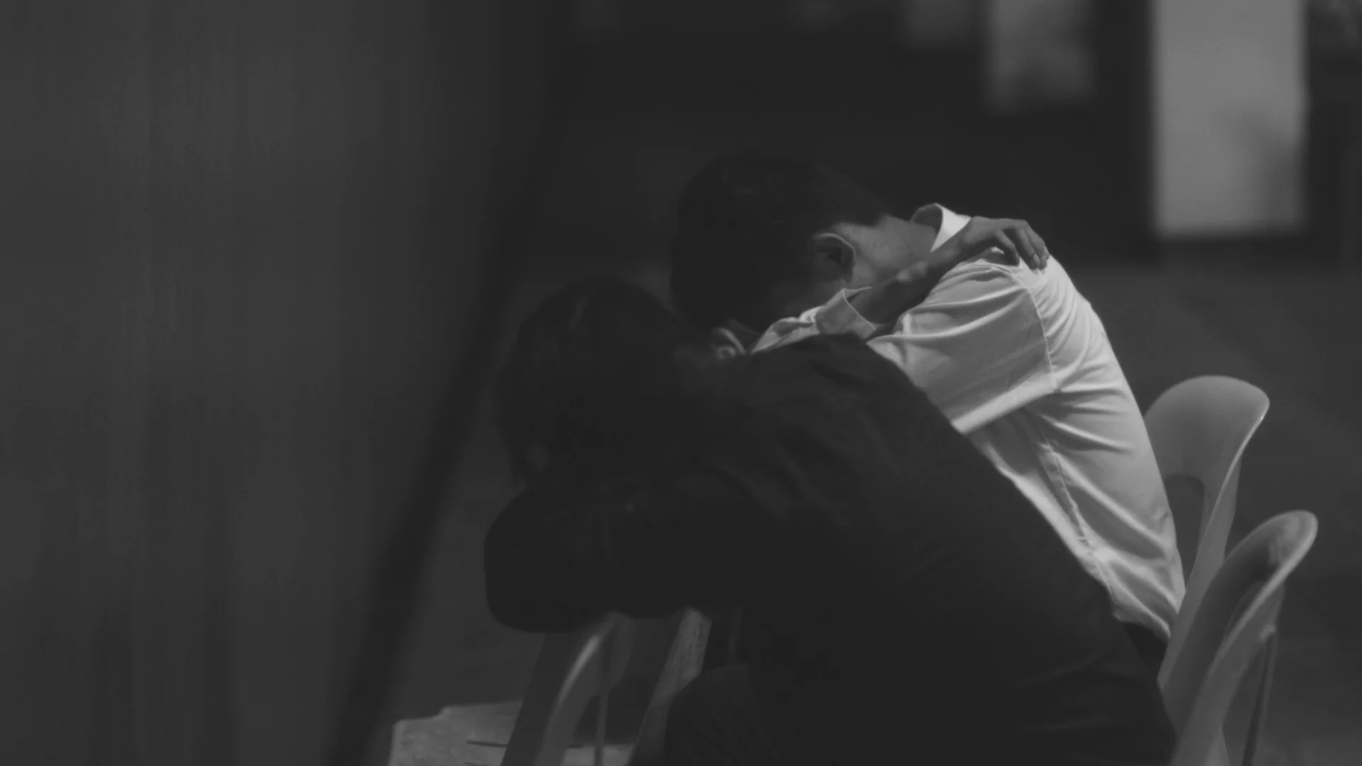 우리는 여전히 눈을 감아야만 한다 We Still Have to Close Our Eyes_존 토레스 John Torres