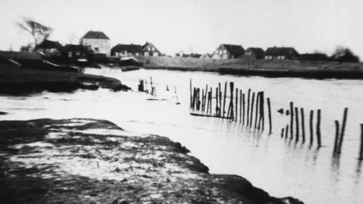 수문에서 At the Floodgate (Am Siel) Germany / 1962 / B&W / Sound / 12min / DCP