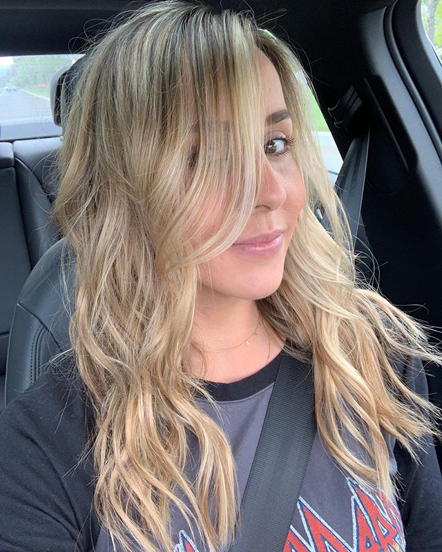 Stylist @lizalucero created this beautiful look by using the teasy baby light technique while lightening up her ends and a color melt. She then finished by adding in 1/2 a head of tape in extensions for fullness!
