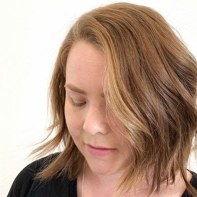 Stylist @thewisestylist tamed her client&rsquo;s mane (swipe to see the before pic) into a beautiful textured bob and gave her a subtle money piece for a pop of brightness to frame her face!
