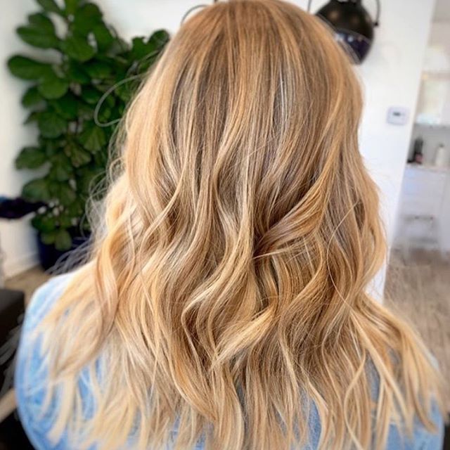 @thewisestylist serving up some California beach waves and lived in foilayage highlights with a shadow root for her client&rsquo;s request: a low maintenance look!