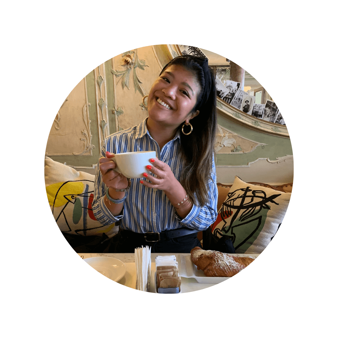 Angela de Mesa headshot bio